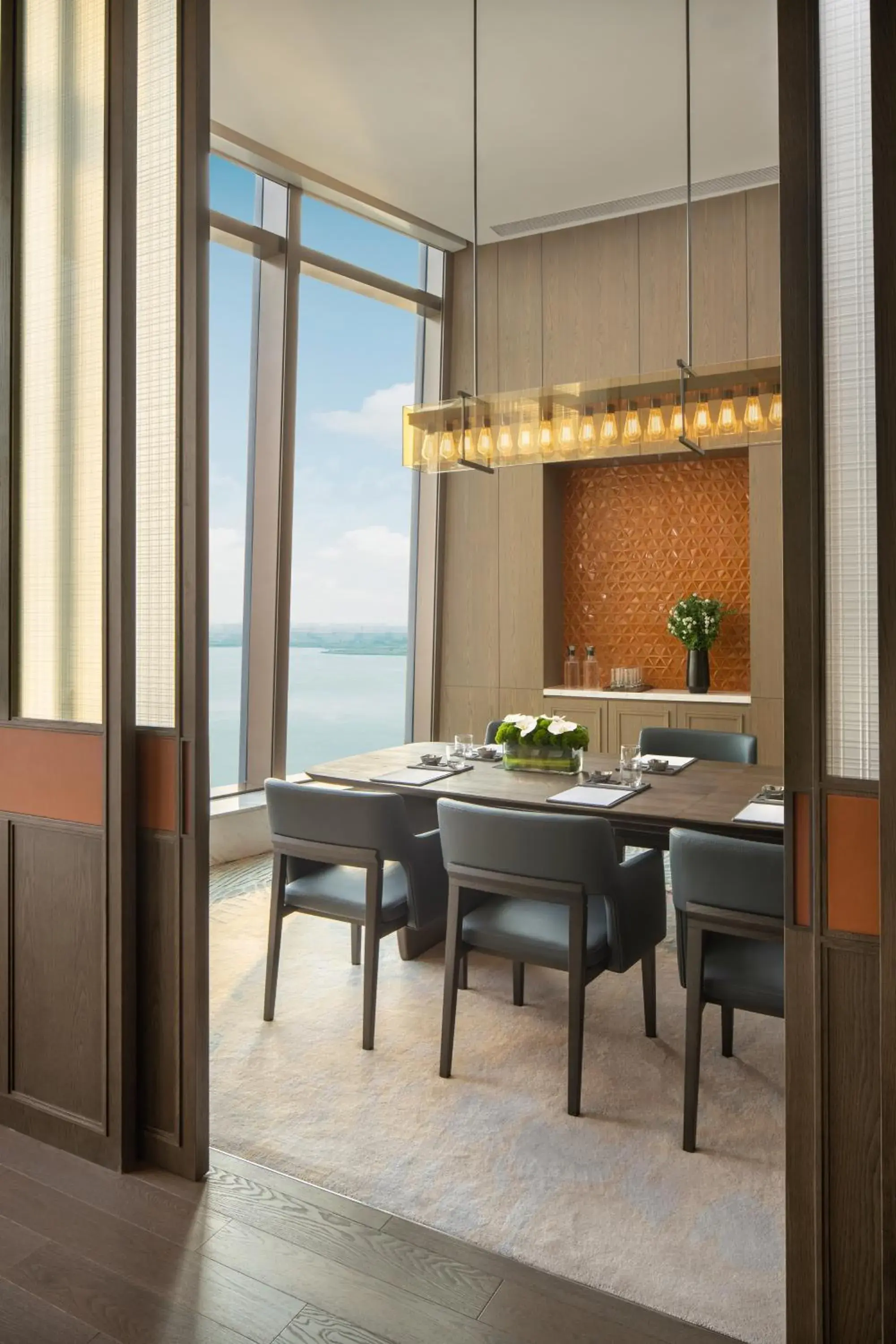 Lounge or bar in Hyatt Regency Changshu Kuncheng Lake Lounge or bar in Hyatt Regency Changshu Kuncheng Lake