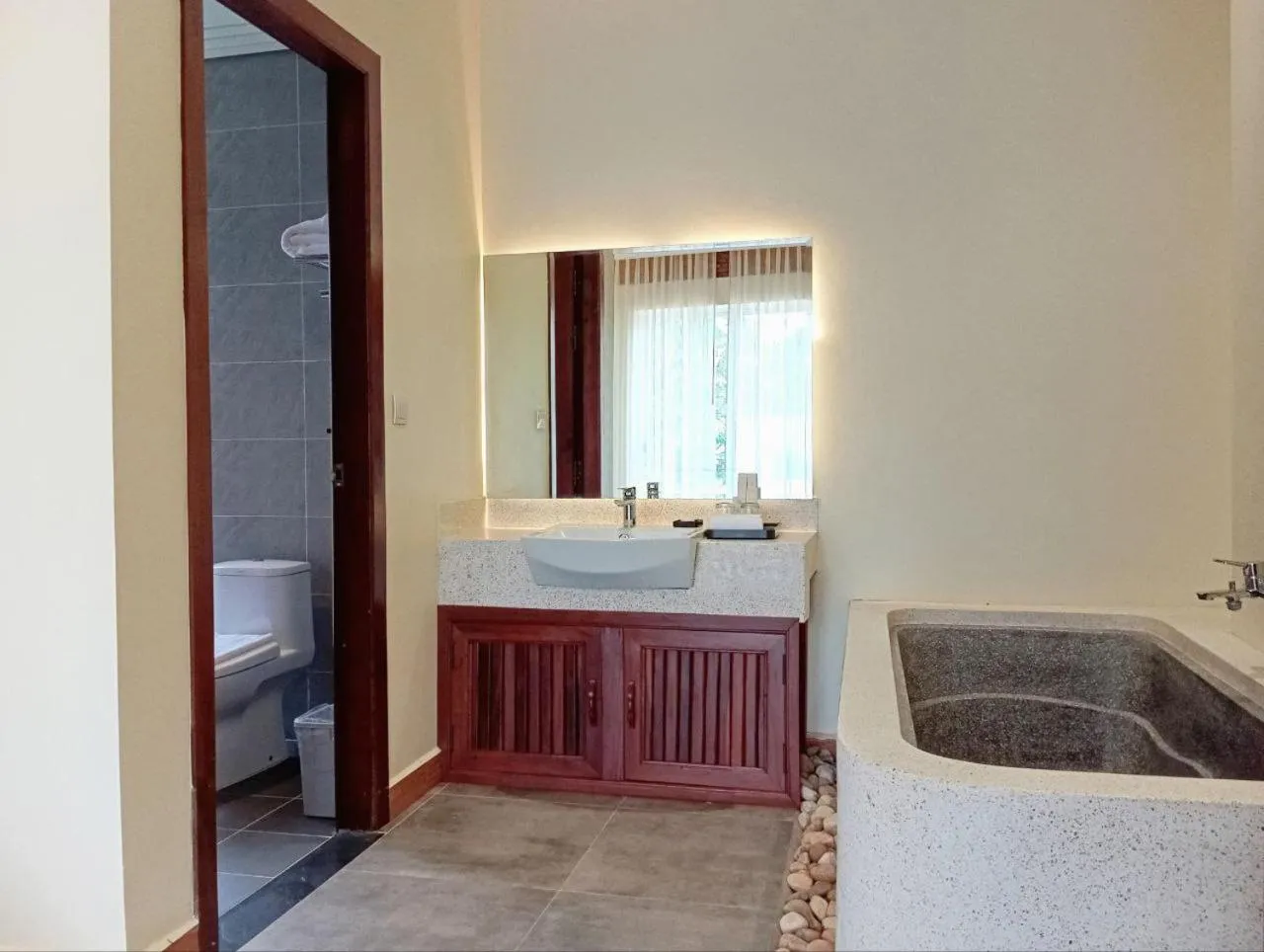 Toilet in Sokchea Kampot Hotel