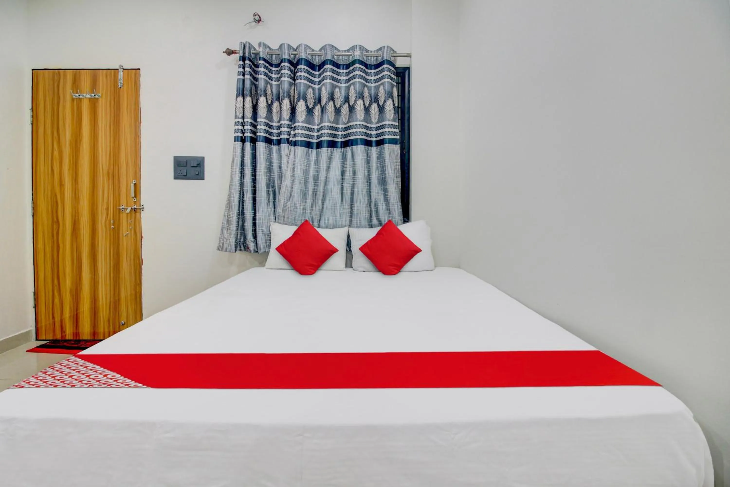 Bedroom, Bed in Hotel O Roman Inn