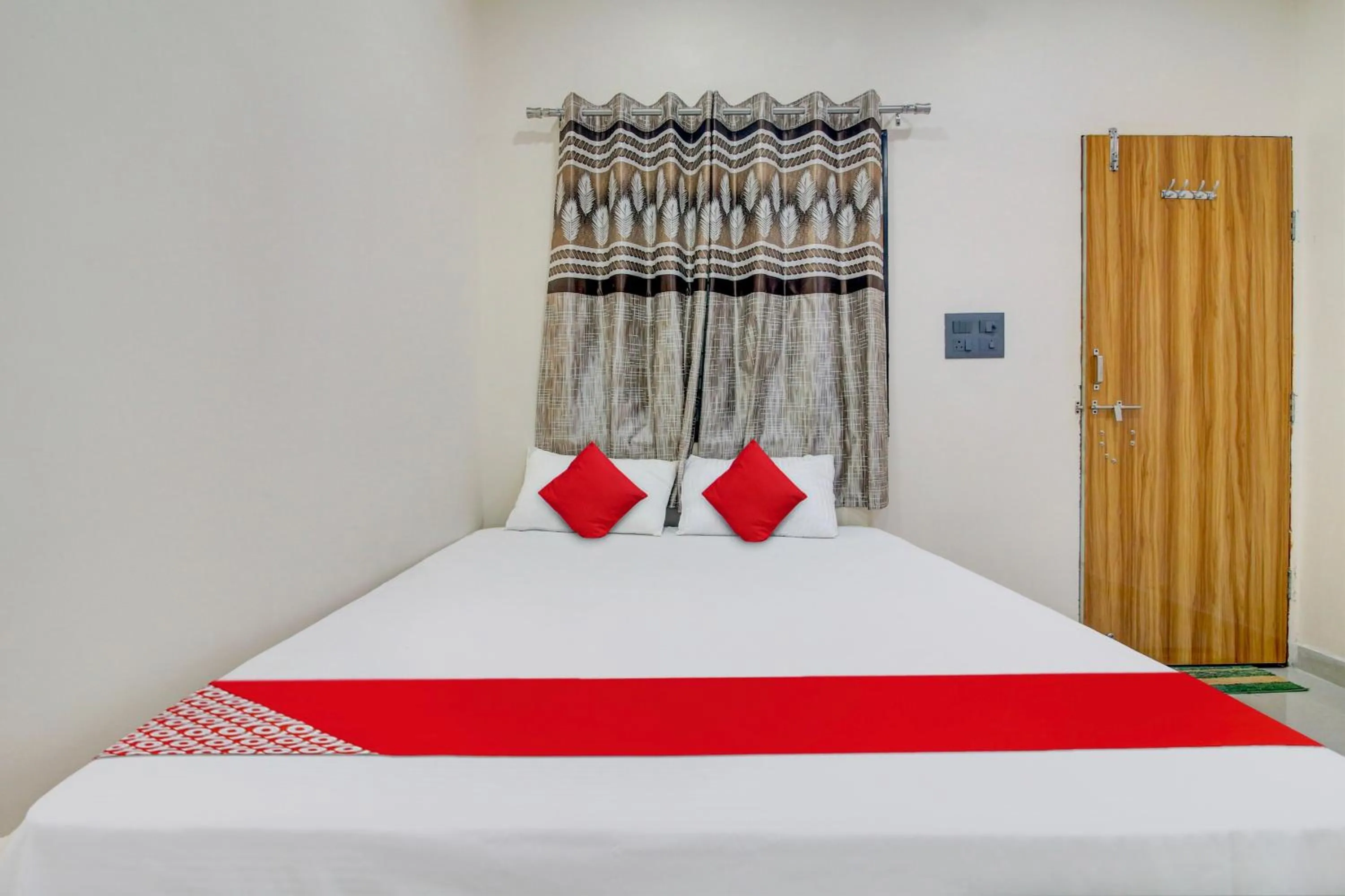 Bedroom, Bed in Hotel O Roman Inn