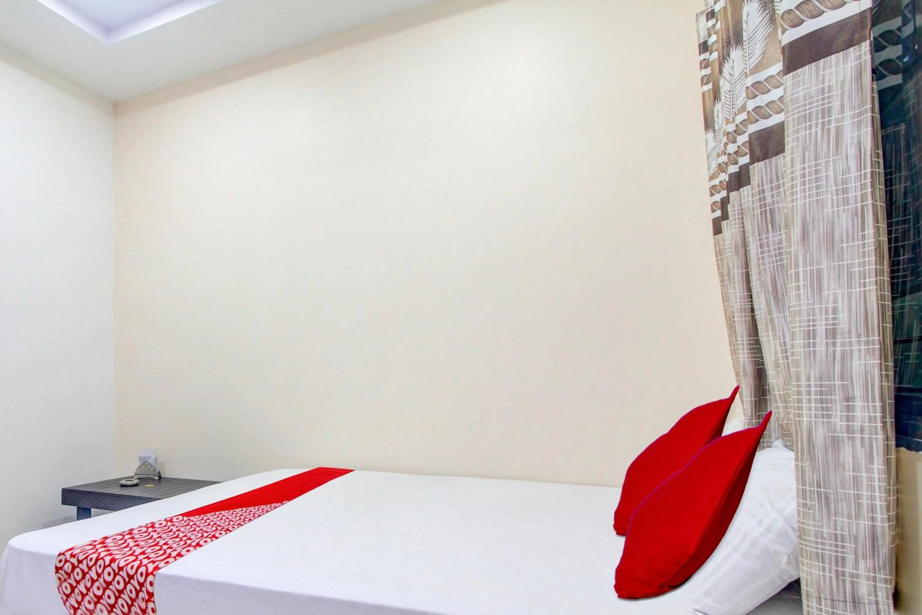 Bedroom, Bed in Hotel O Roman Inn