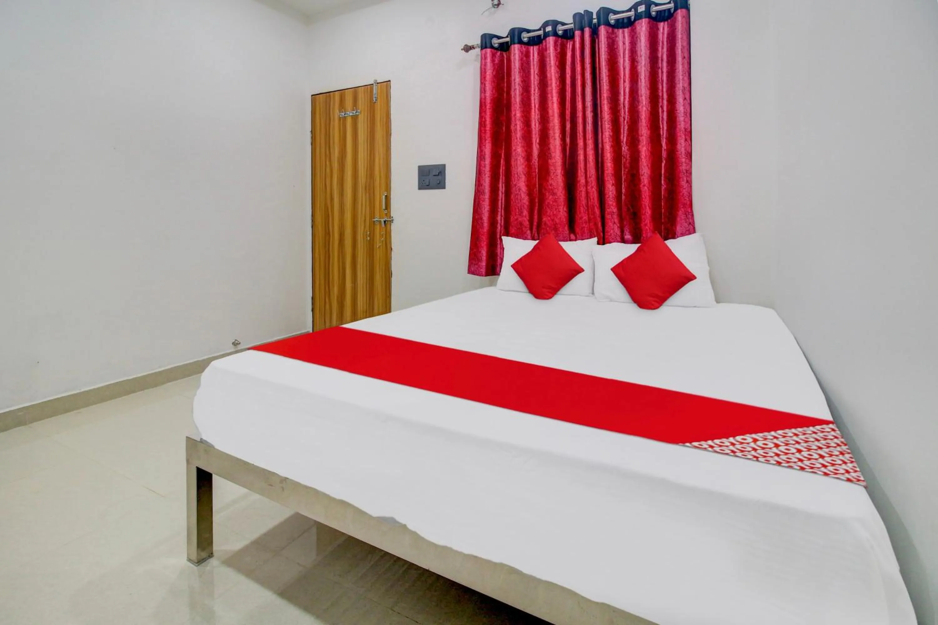 Bedroom, Bed in Hotel O Roman Inn