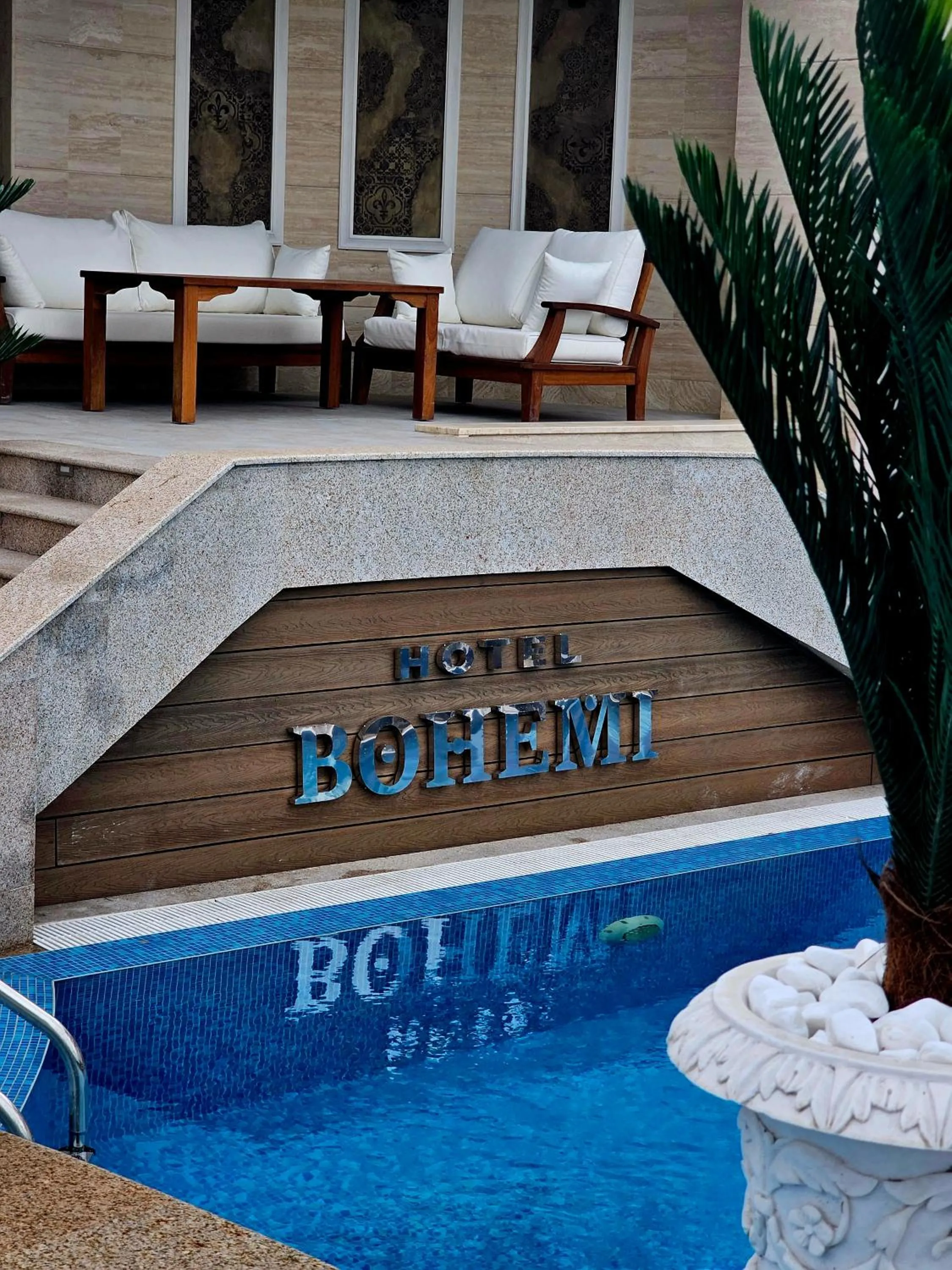 Text overlay in Hotel Bohemi