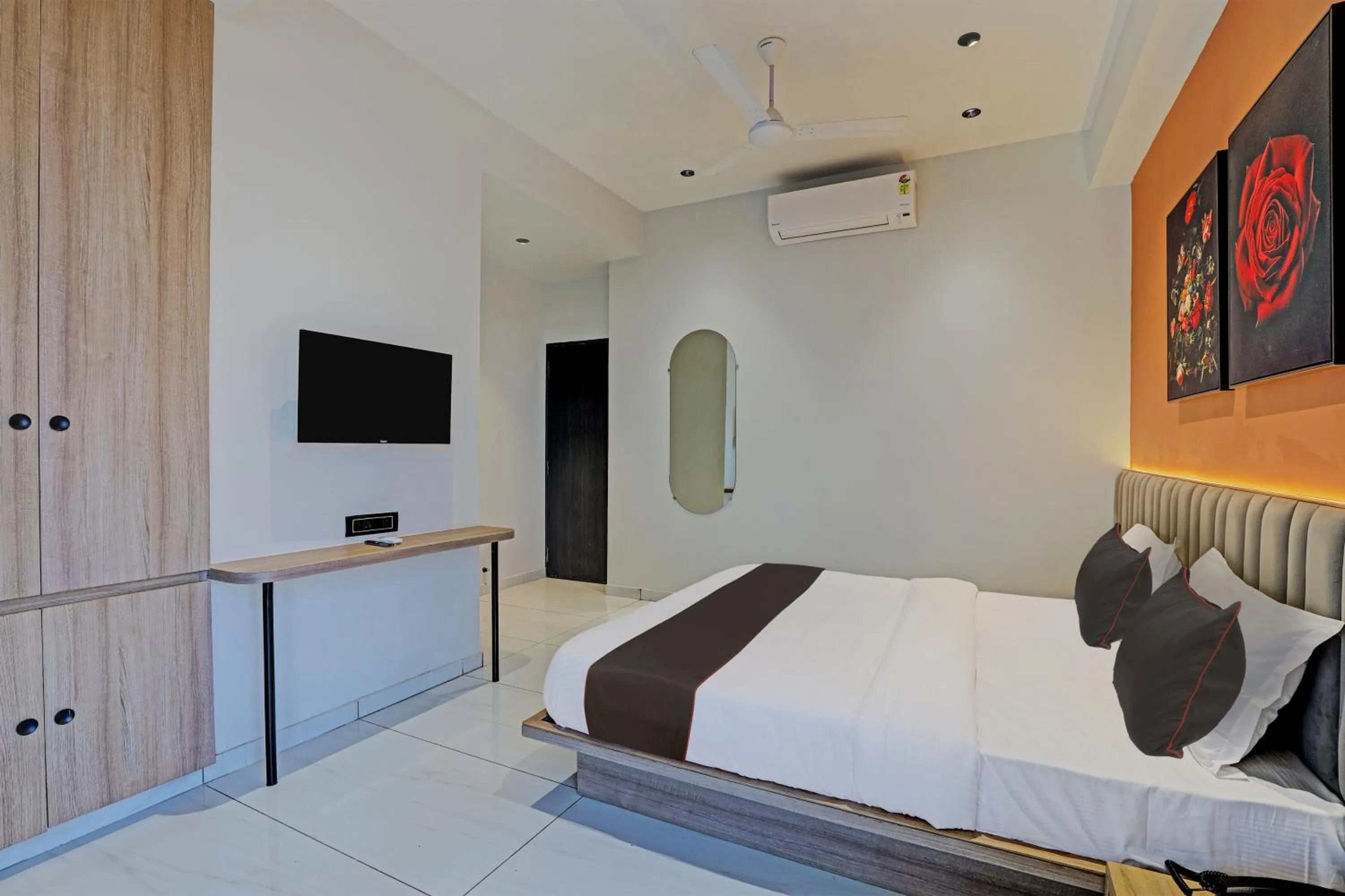 Bedroom, Bed in HOTEL LEE PLATINUM