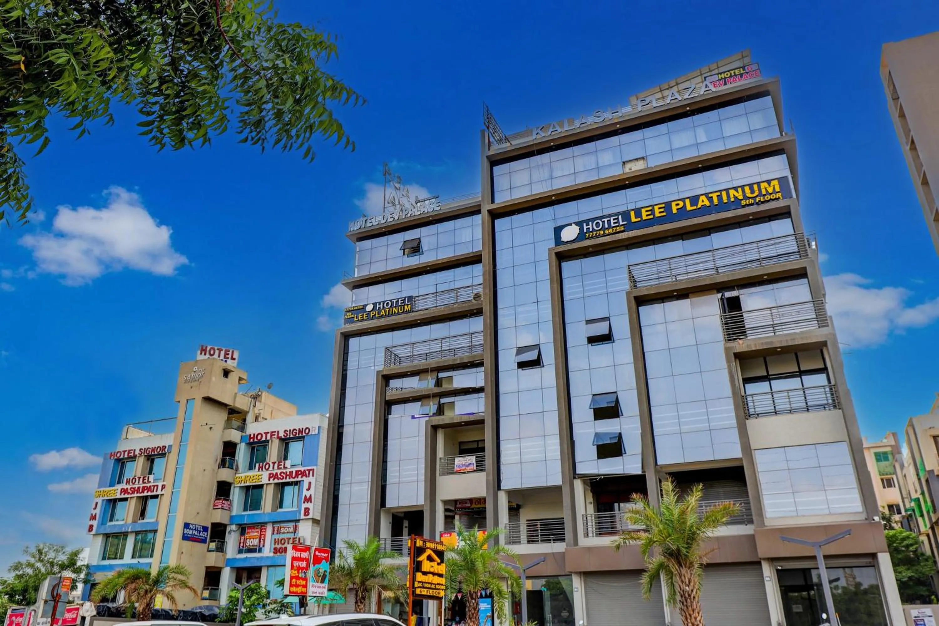 Property building in HOTEL LEE PLATINUM