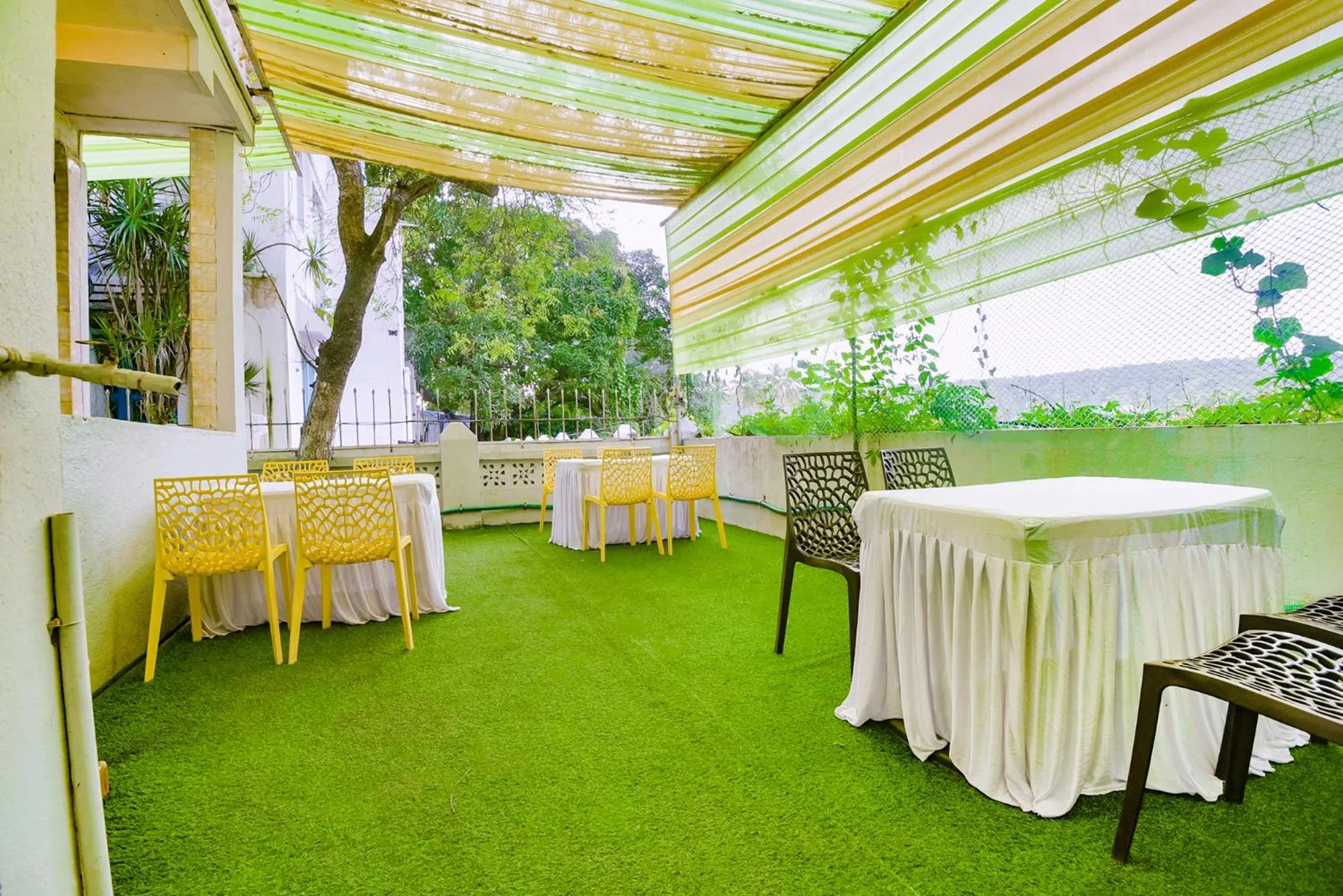 Restaurant/places to eat in FabExpress Royal Baga Residency - 500m From Baga Beach