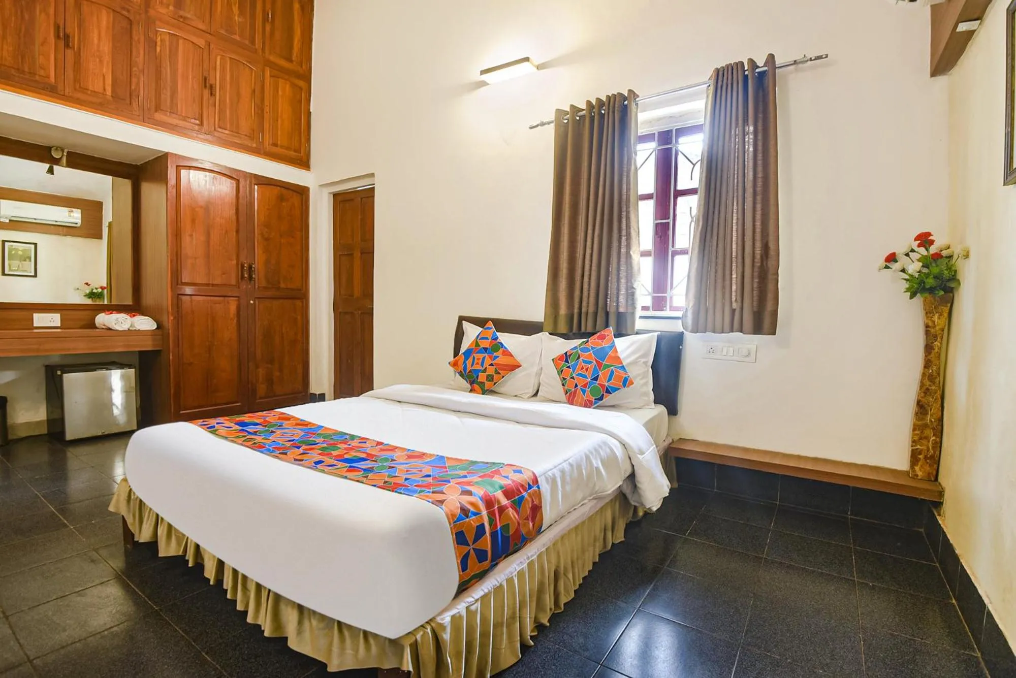 Bed in FabExpress Royal Baga Residency - 500m From Baga Beach