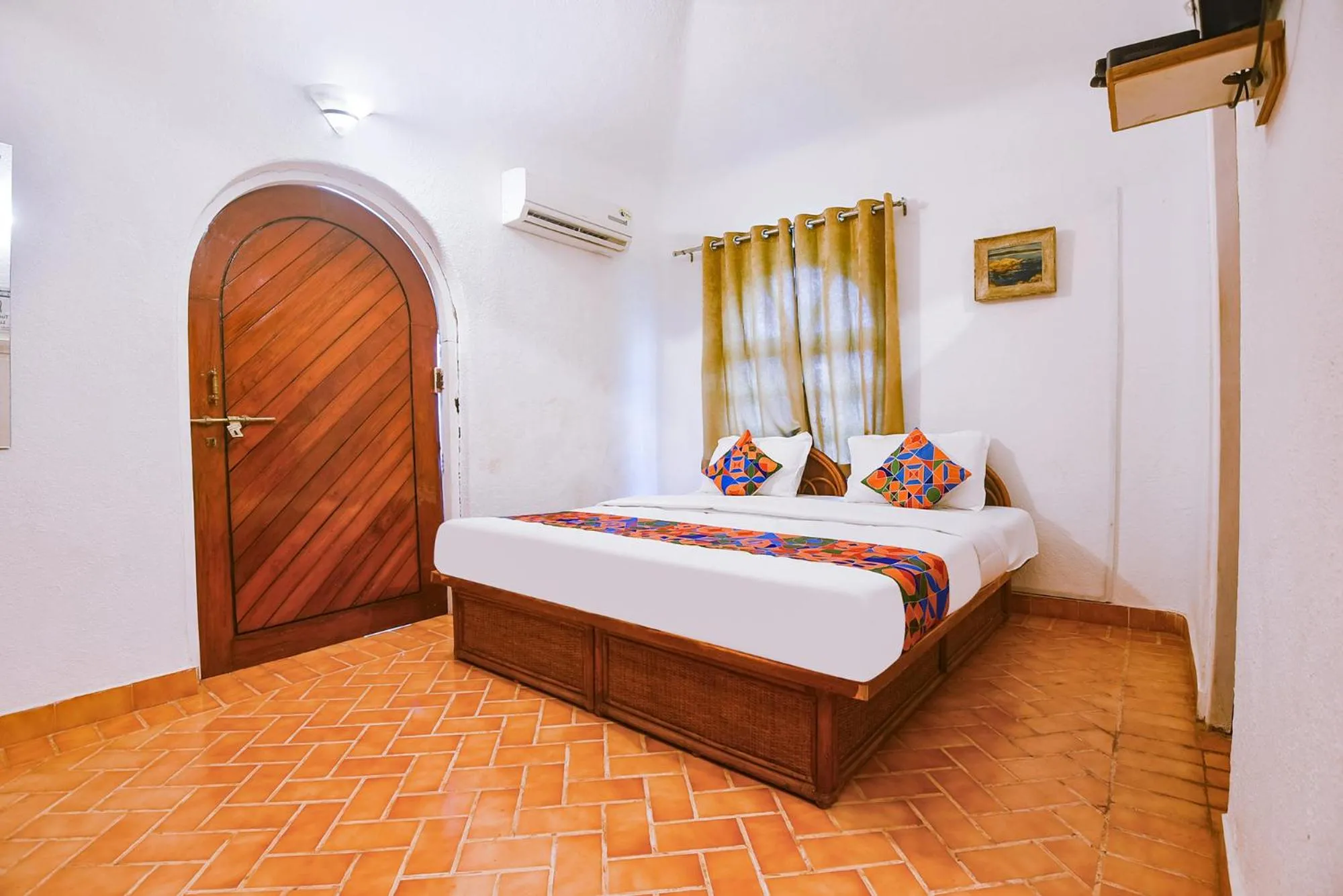 Bed in FabExpress Royal Baga Residency - 500m From Baga Beach