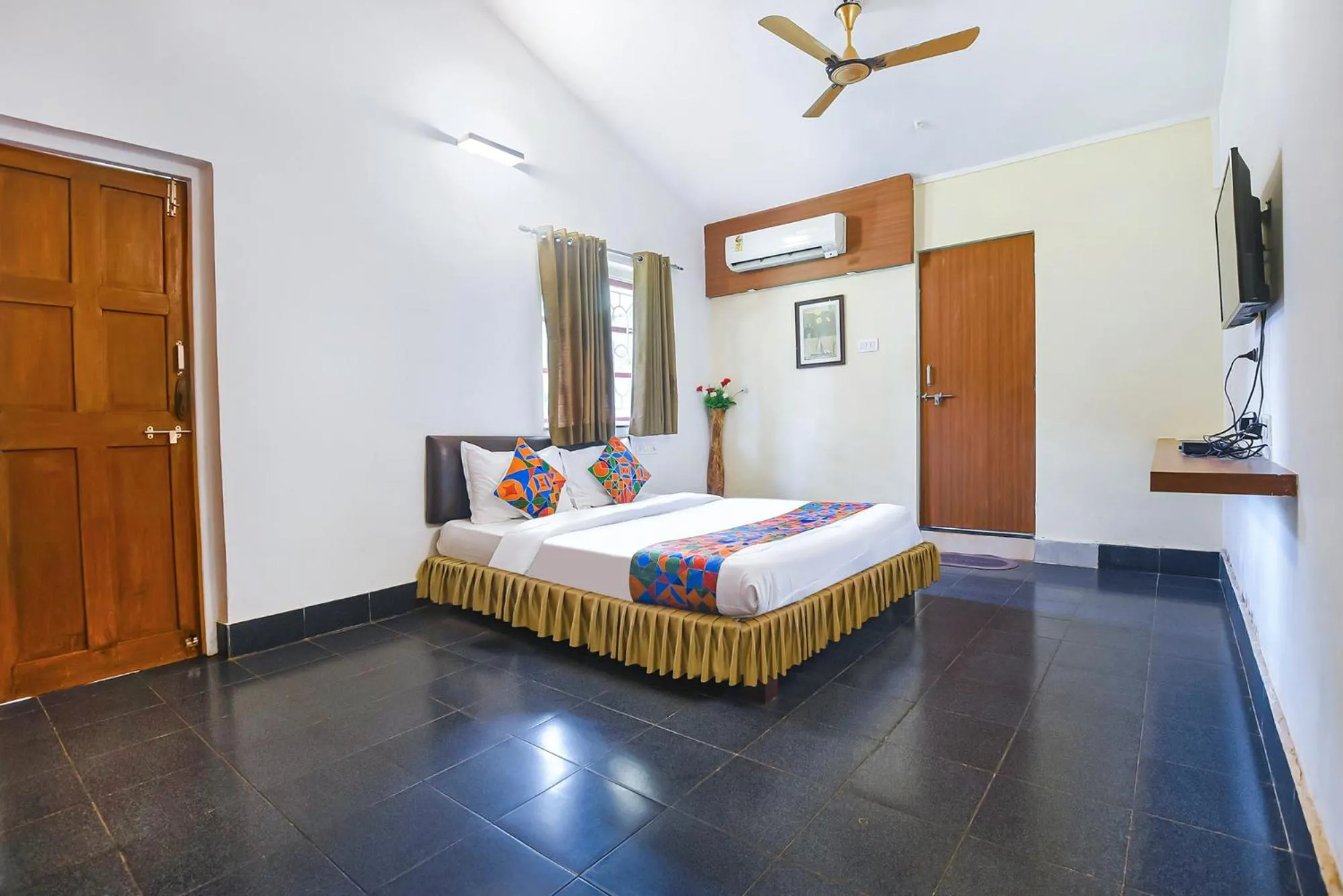Bed in FabExpress Royal Baga Residency - 500m From Baga Beach