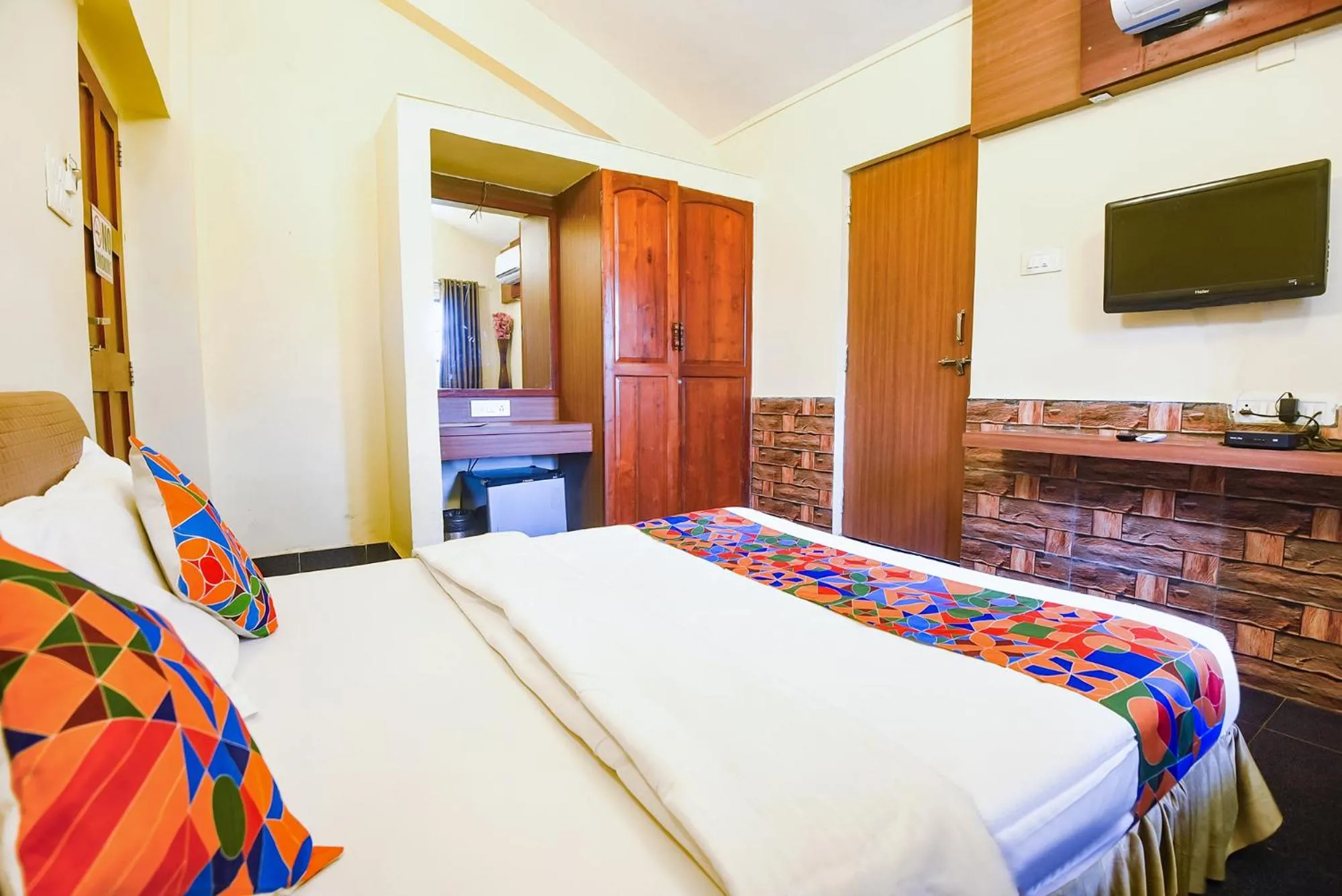 Bed in FabExpress Royal Baga Residency - 500m From Baga Beach