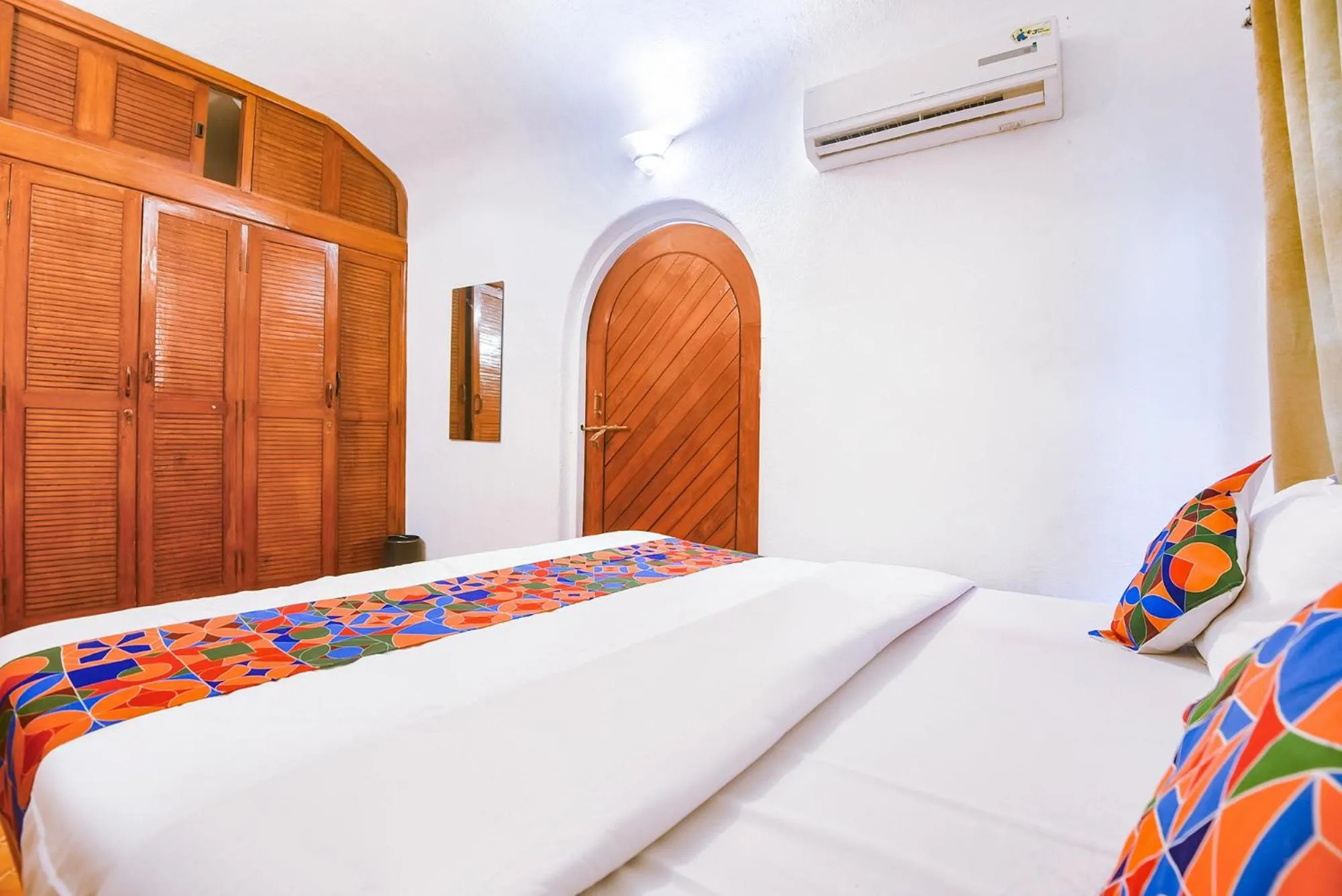 Bed in FabExpress Royal Baga Residency - 500m From Baga Beach