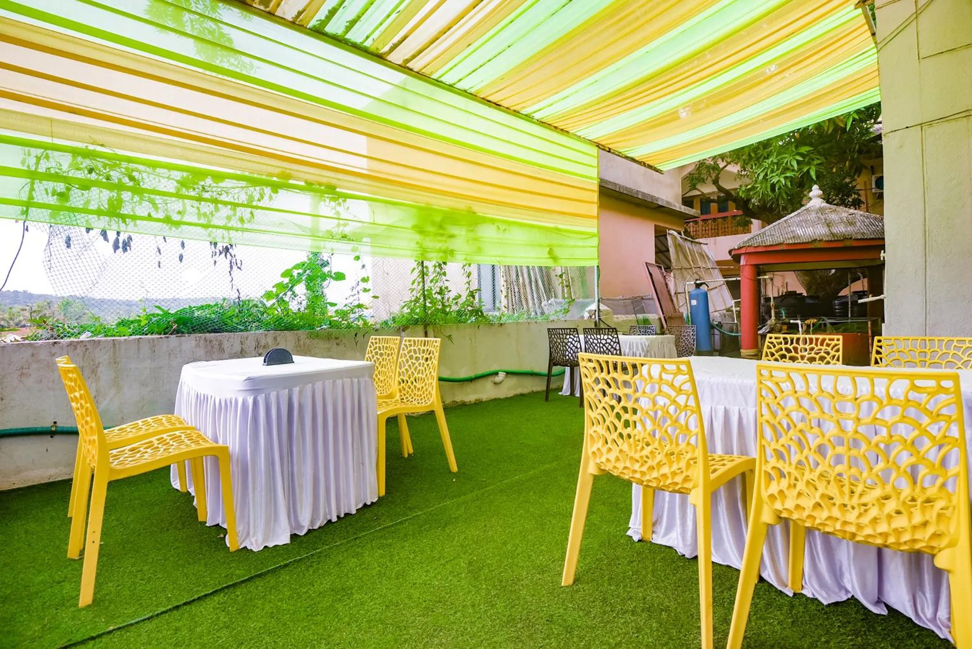 Restaurant/places to eat in FabExpress Royal Baga Residency - 500m From Baga Beach