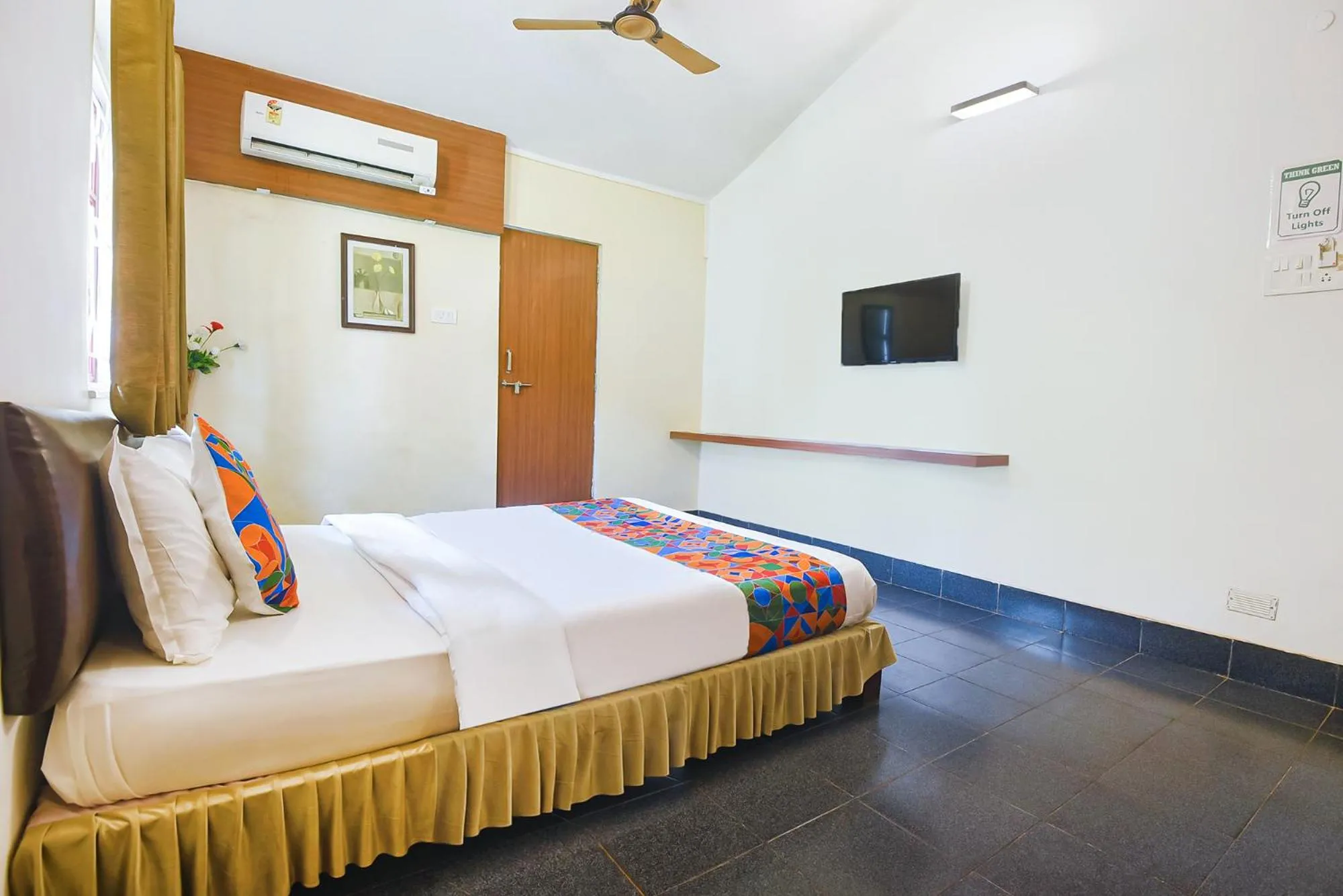 Bed in FabExpress Royal Baga Residency - 500m From Baga Beach