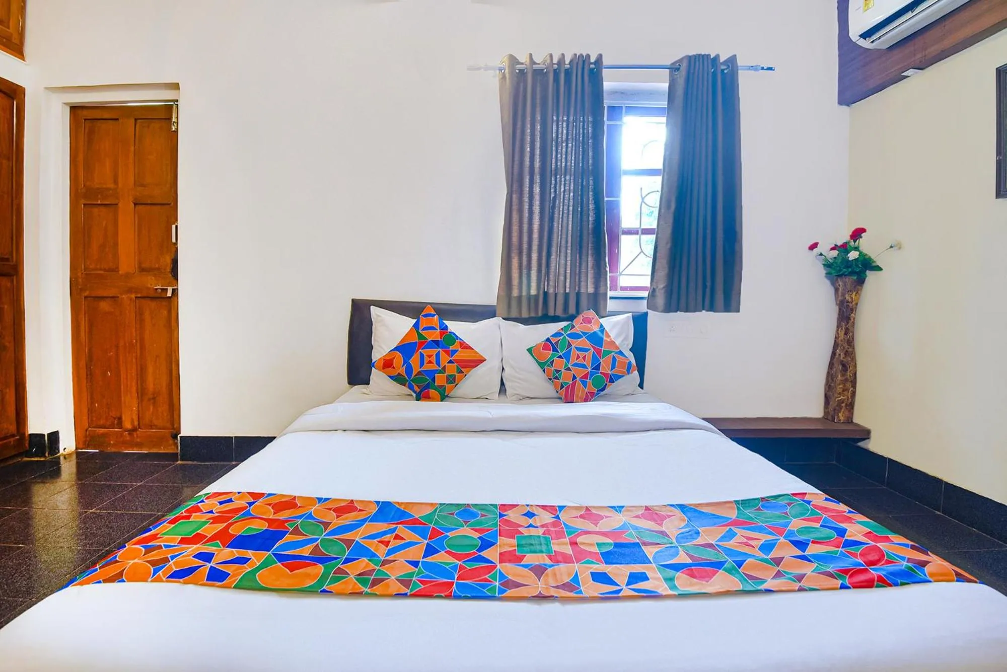 Bed in FabExpress Royal Baga Residency - 500m From Baga Beach