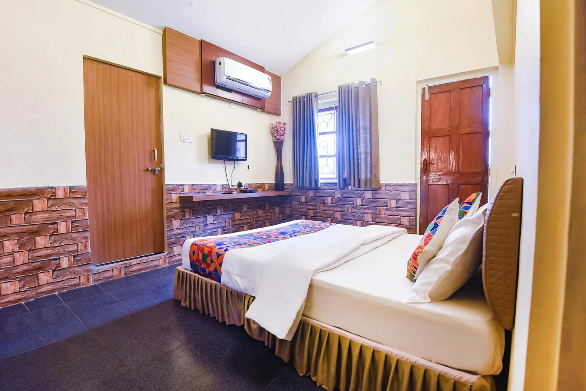 Bed in FabExpress Royal Baga Residency - 500m From Baga Beach