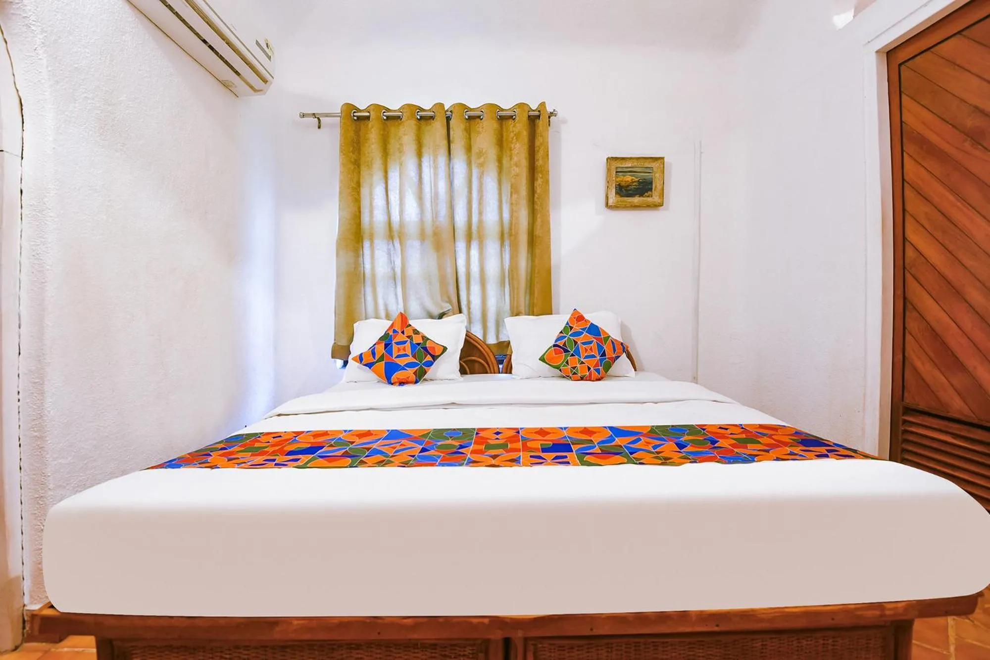 Bed in FabExpress Royal Baga Residency - 500m From Baga Beach