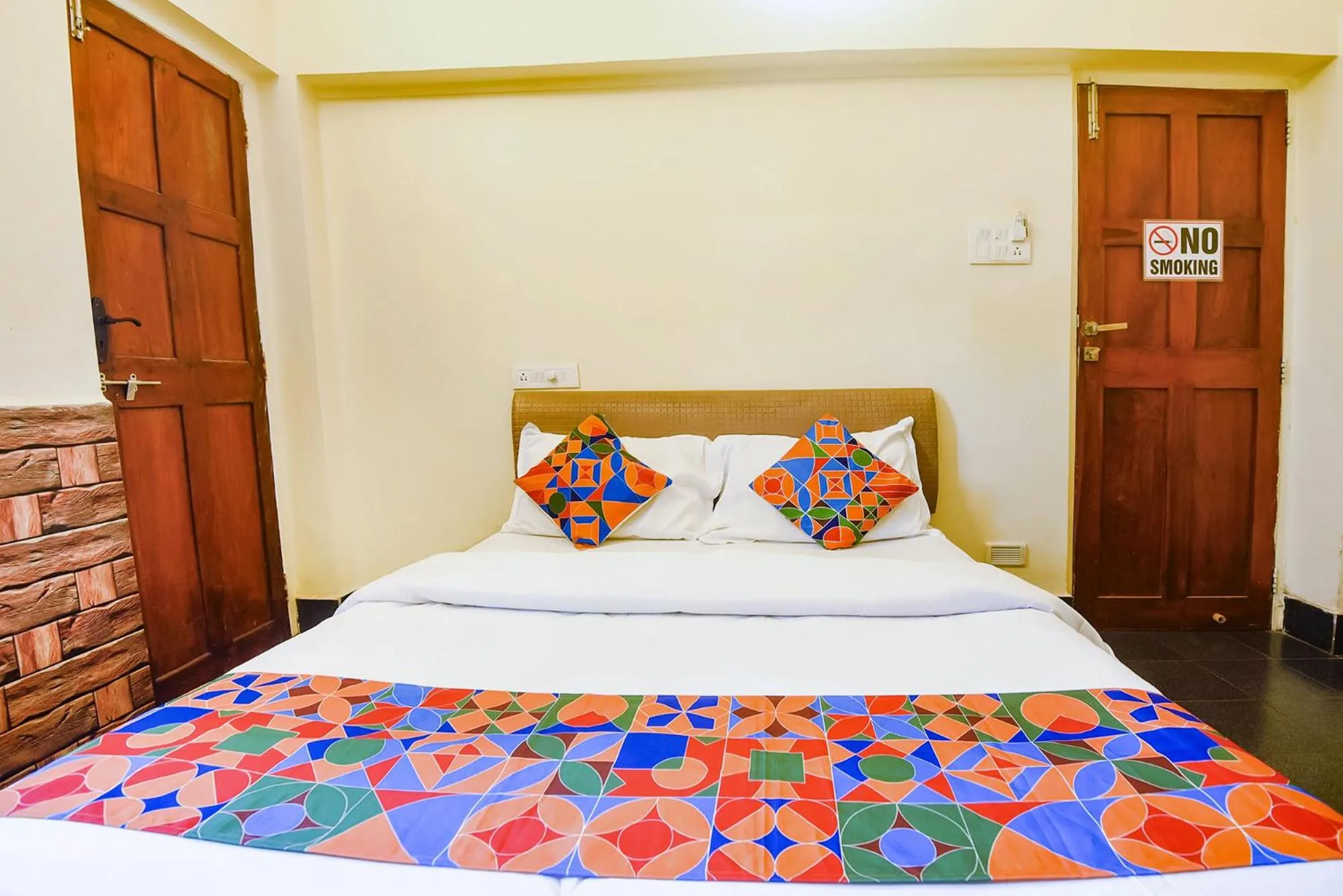 Bed in FabExpress Royal Baga Residency - 500m From Baga Beach