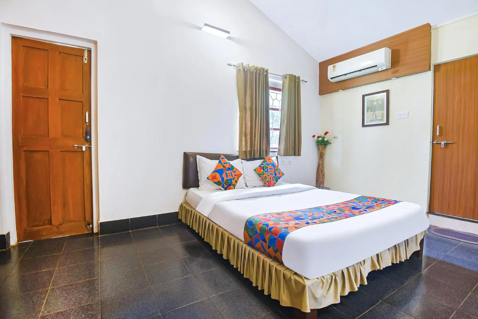 Bed in FabExpress Royal Baga Residency - 500m From Baga Beach