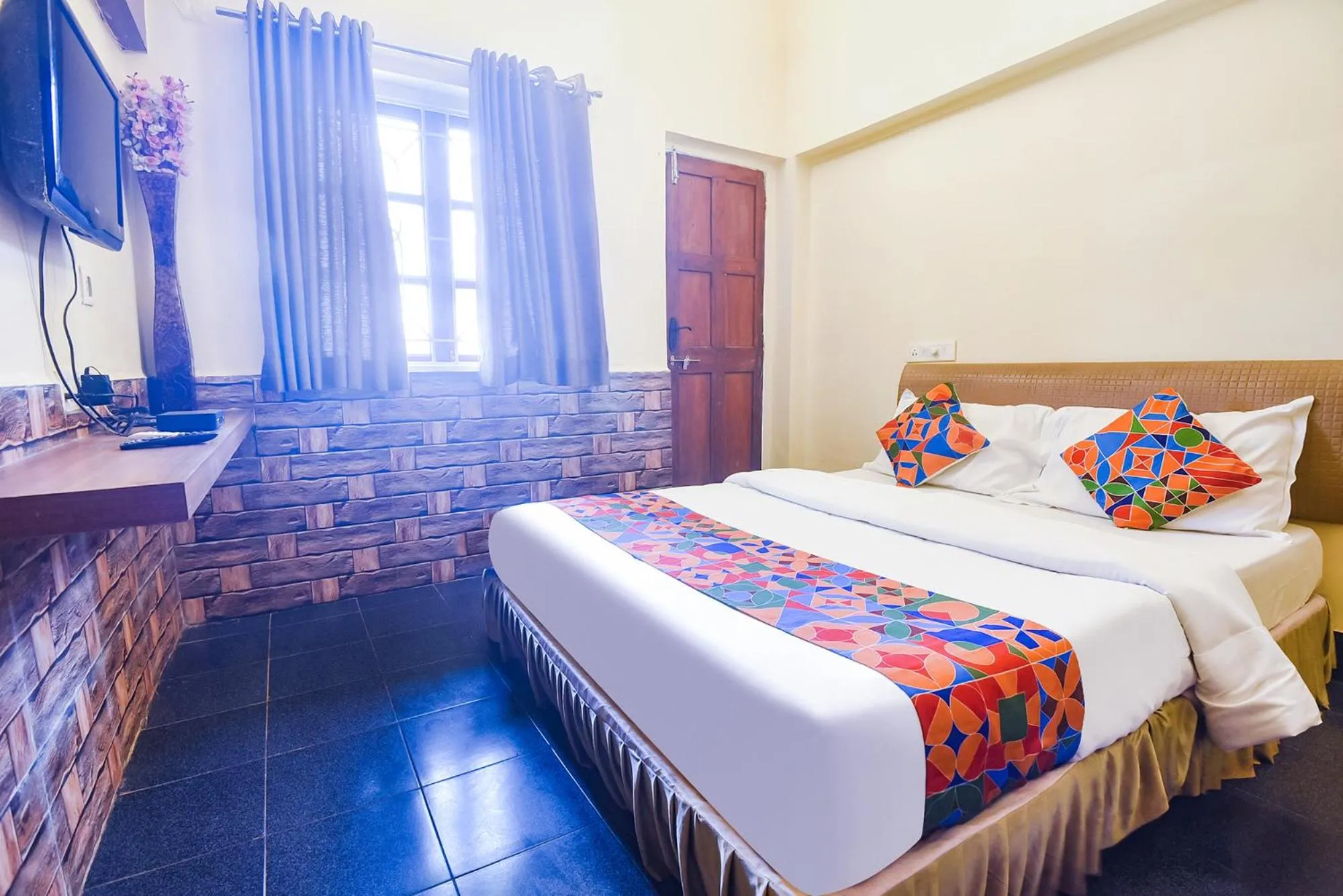 Bed in FabExpress Royal Baga Residency - 500m From Baga Beach