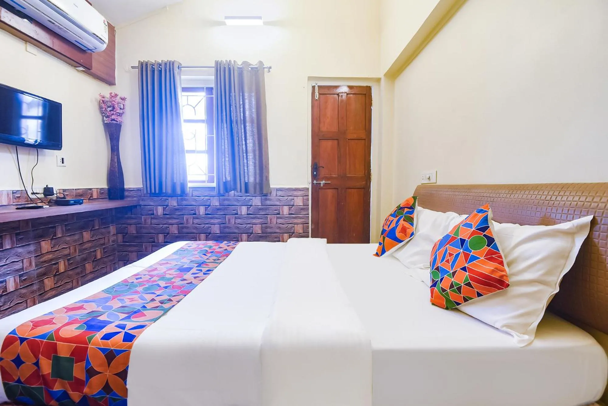 Bed in FabExpress Royal Baga Residency - 500m From Baga Beach