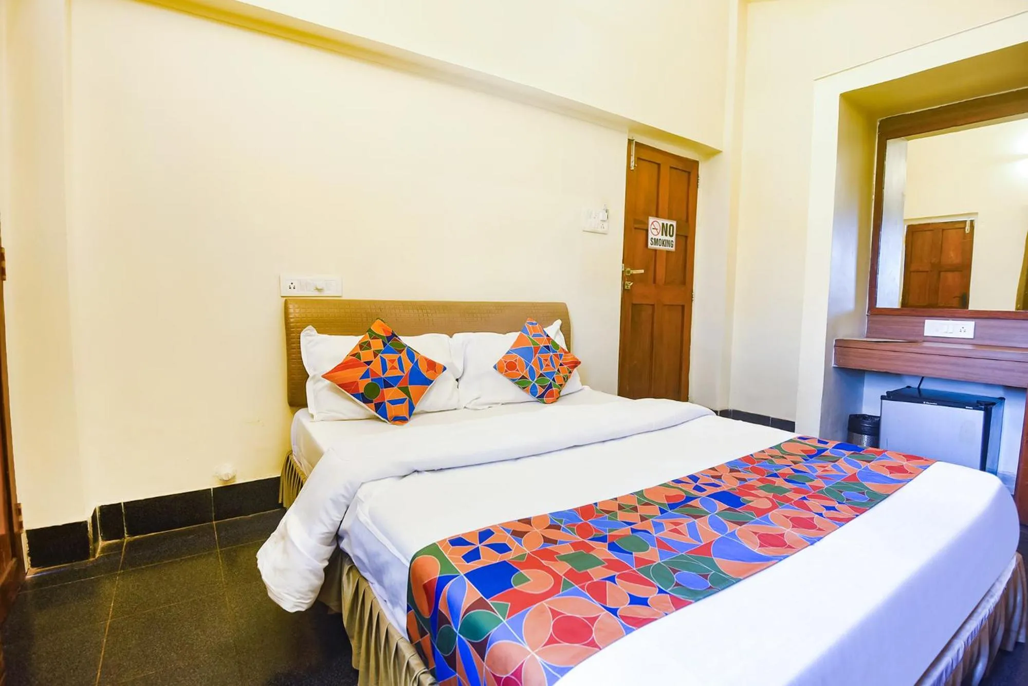 Bed in FabExpress Royal Baga Residency - 500m From Baga Beach