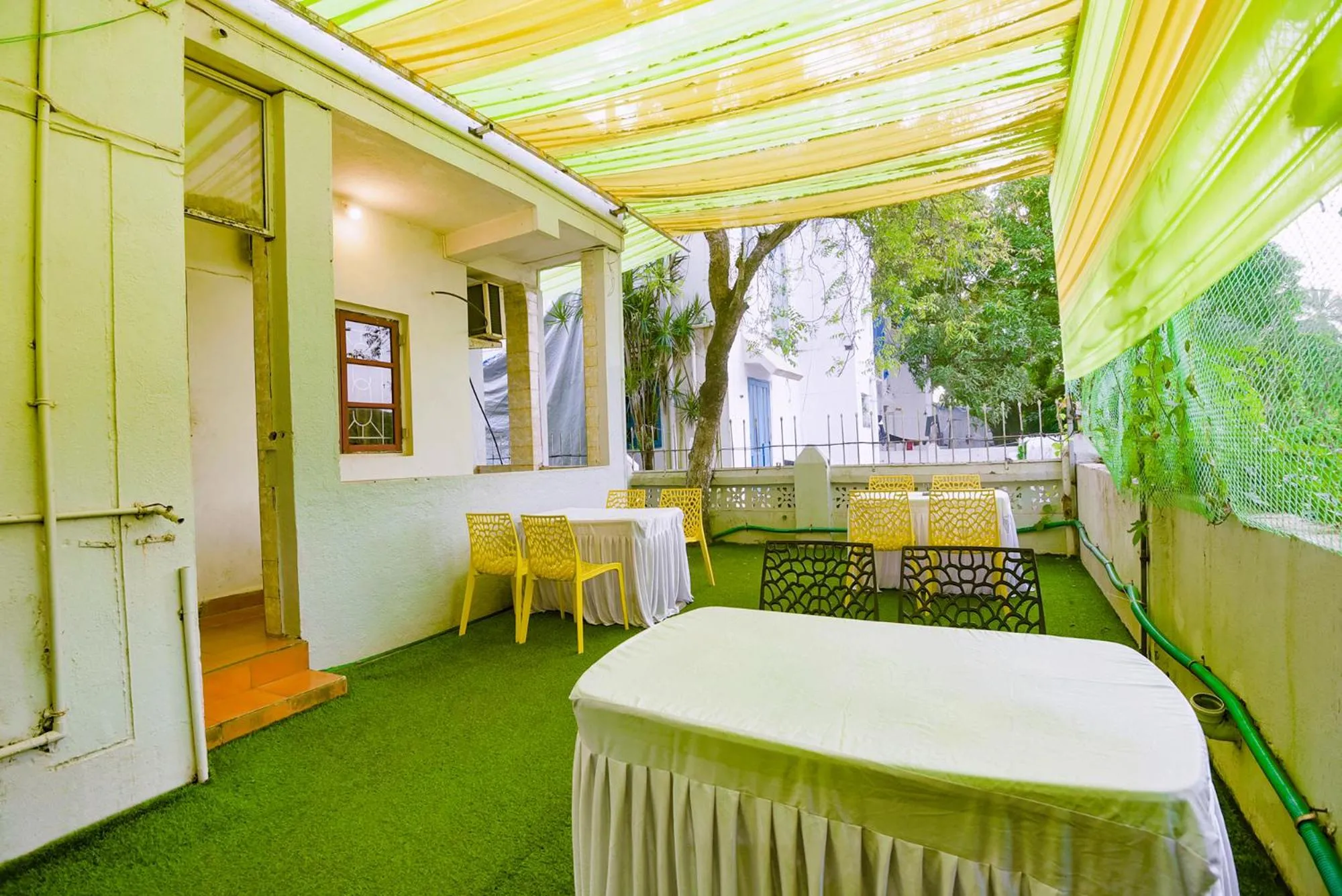 Restaurant/places to eat in FabExpress Royal Baga Residency - 500m From Baga Beach