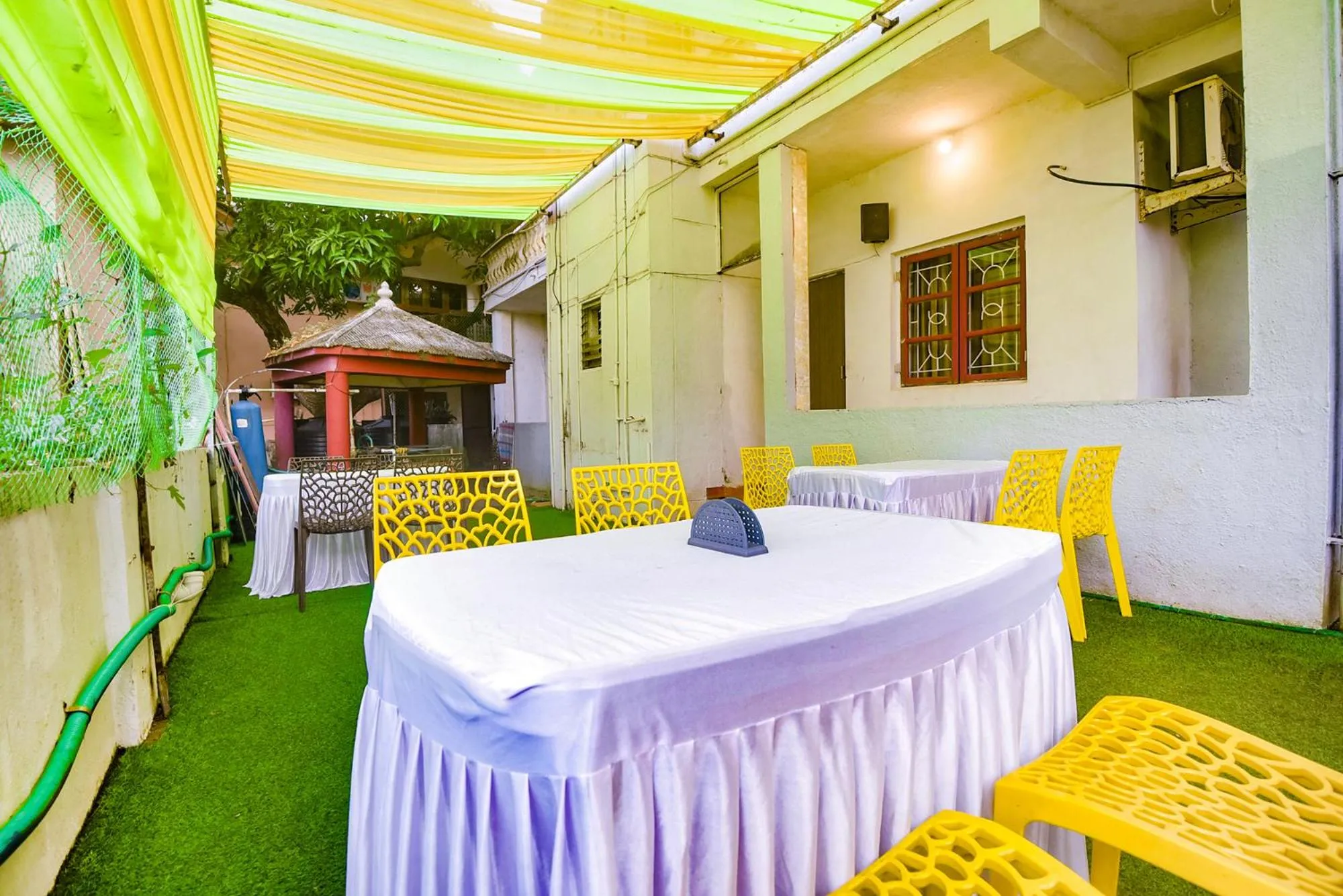 Restaurant/places to eat in FabExpress Royal Baga Residency - 500m From Baga Beach
