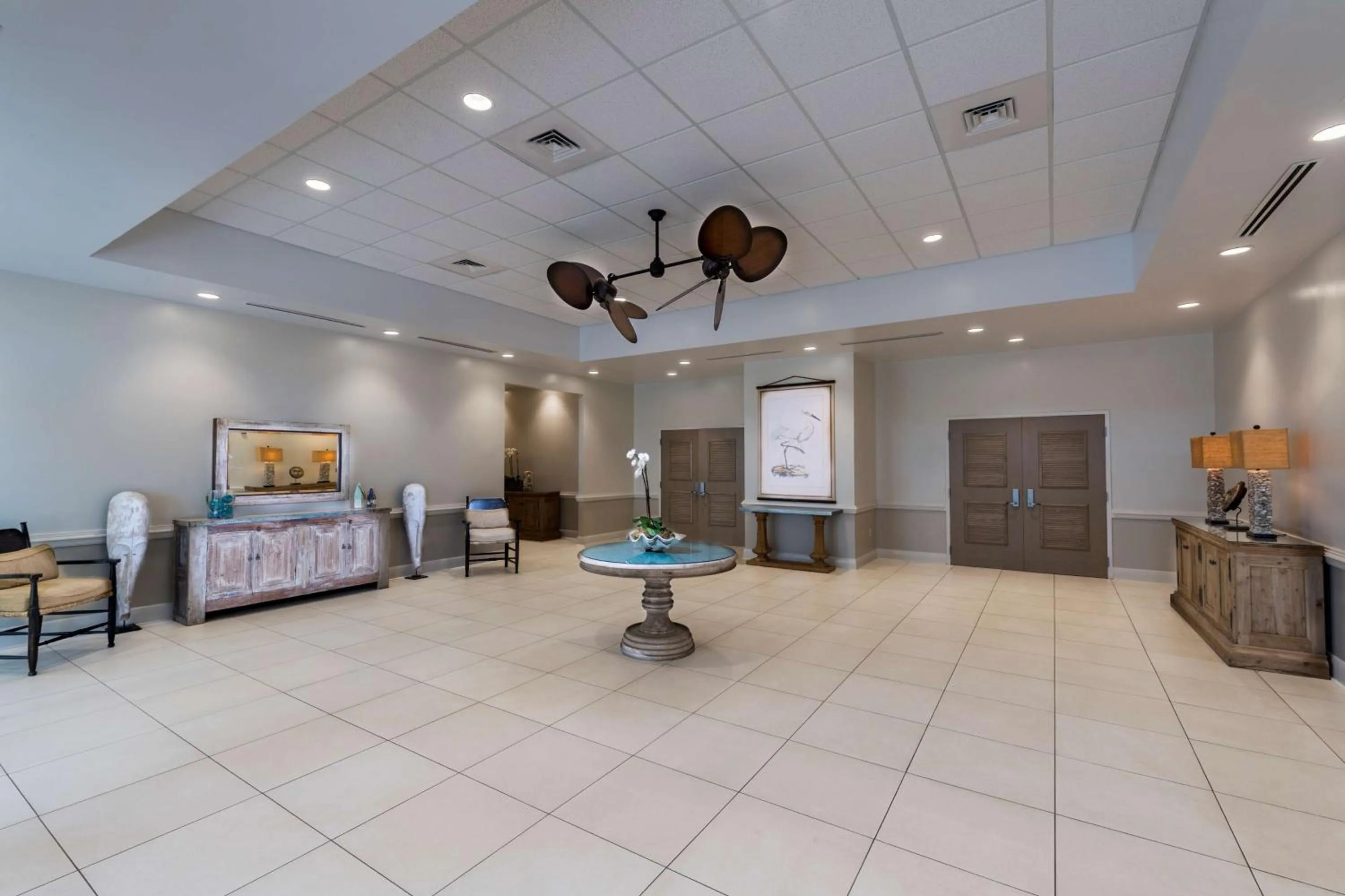 Lobby or reception in The Island House Hotel a Doubletree by Hilton