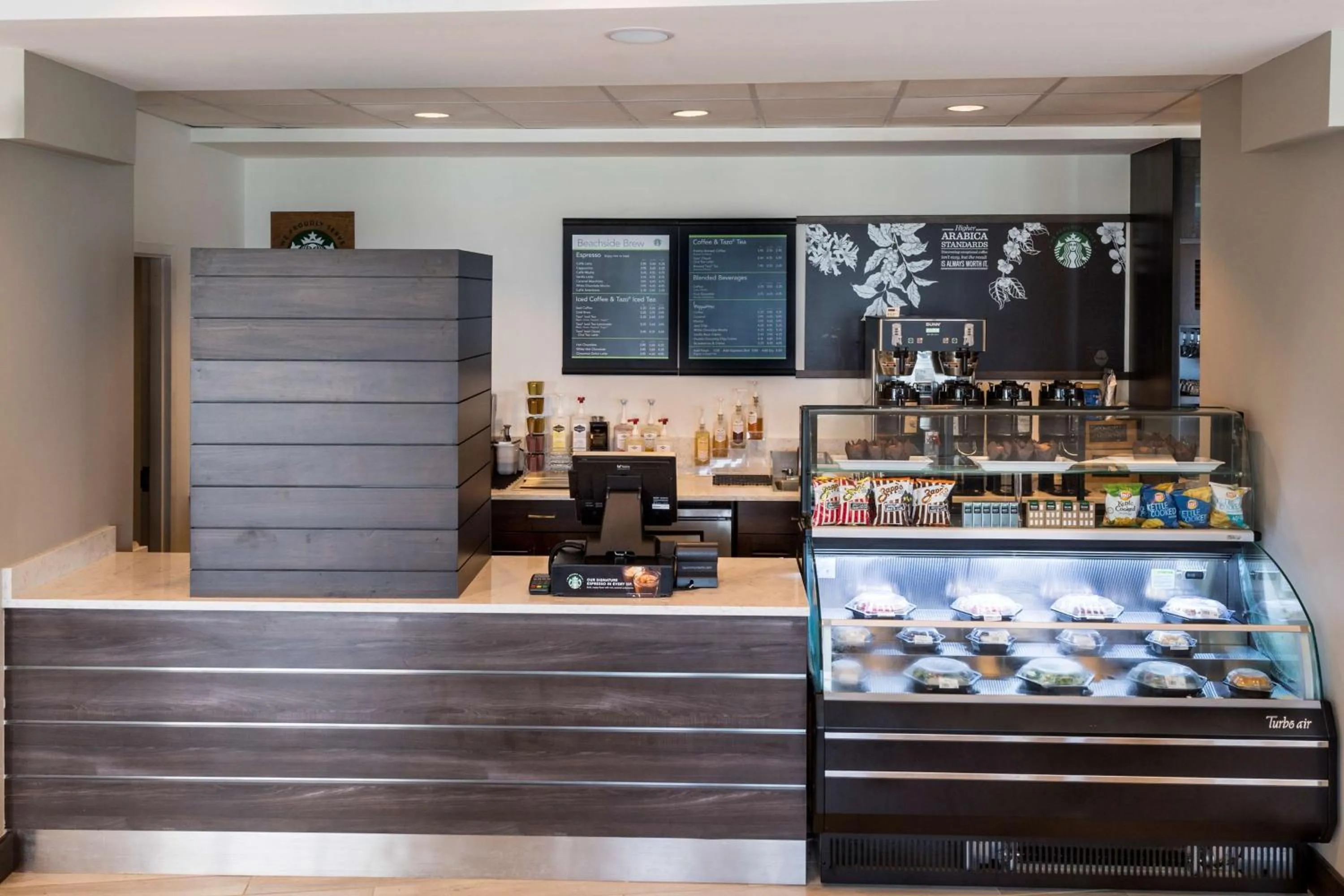 Dining area in The Island House Hotel a Doubletree by Hilton