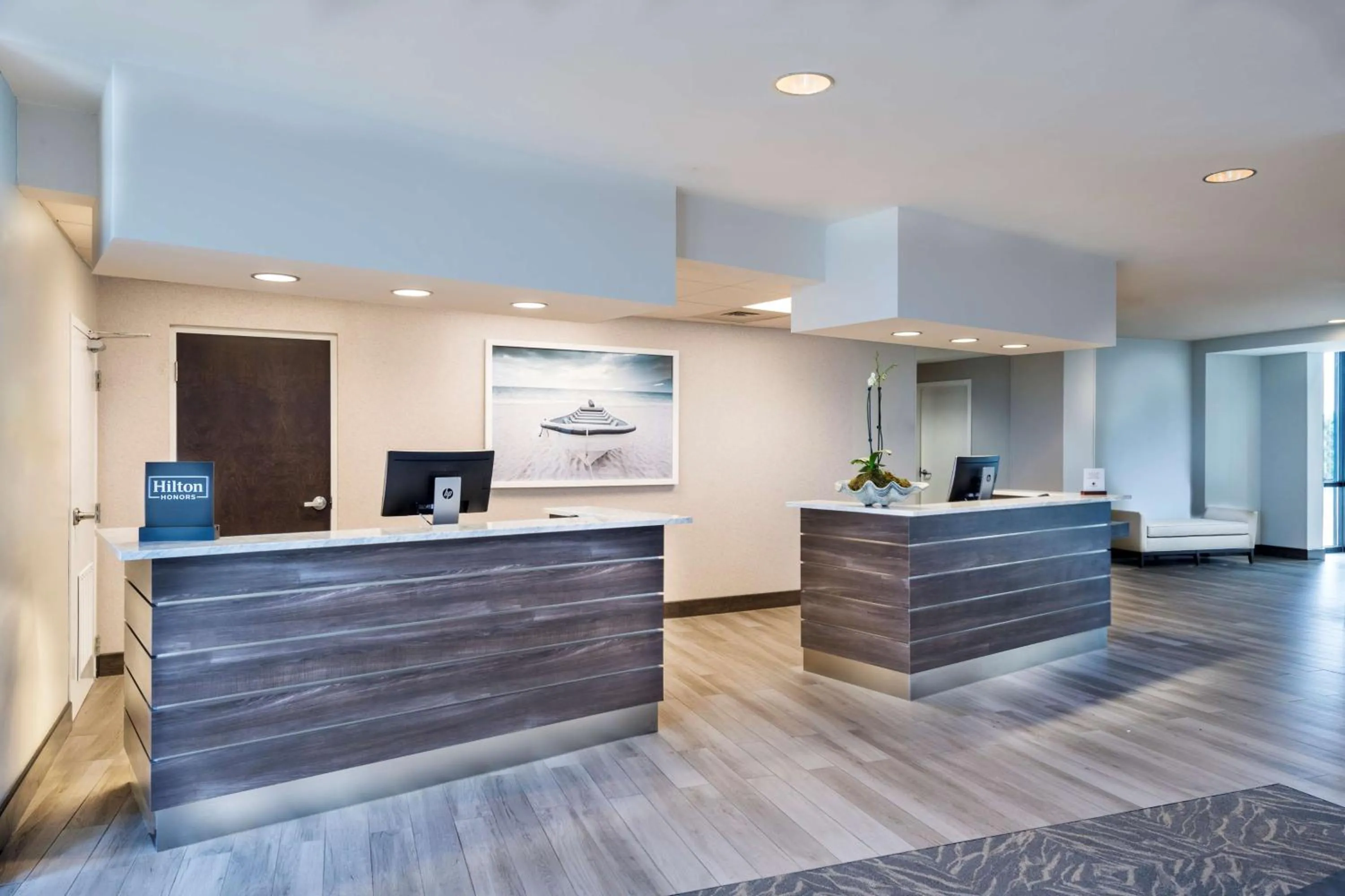 Lobby or reception in The Island House Hotel a Doubletree by Hilton