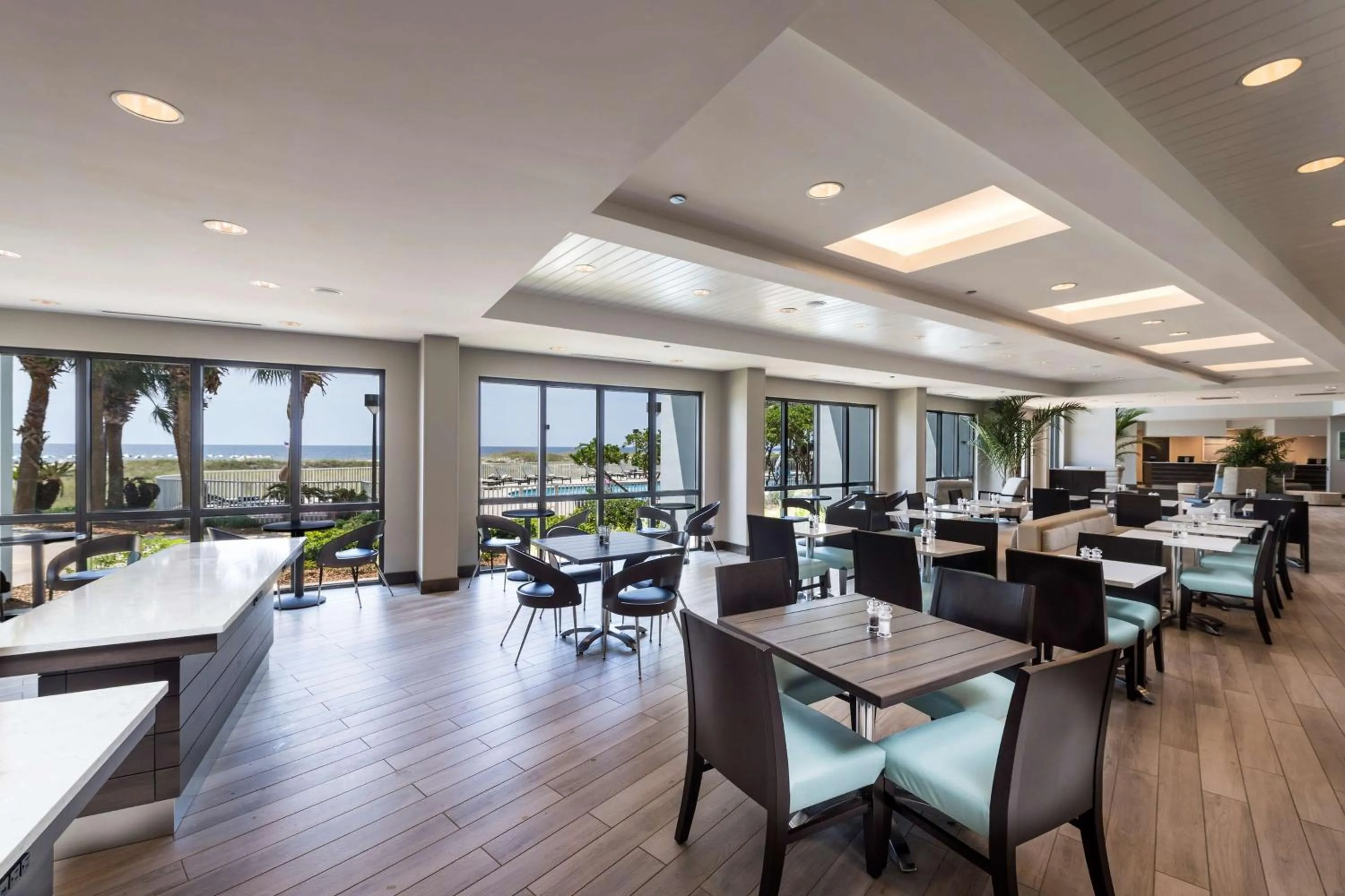 Lounge or bar in The Island House Hotel a Doubletree by Hilton