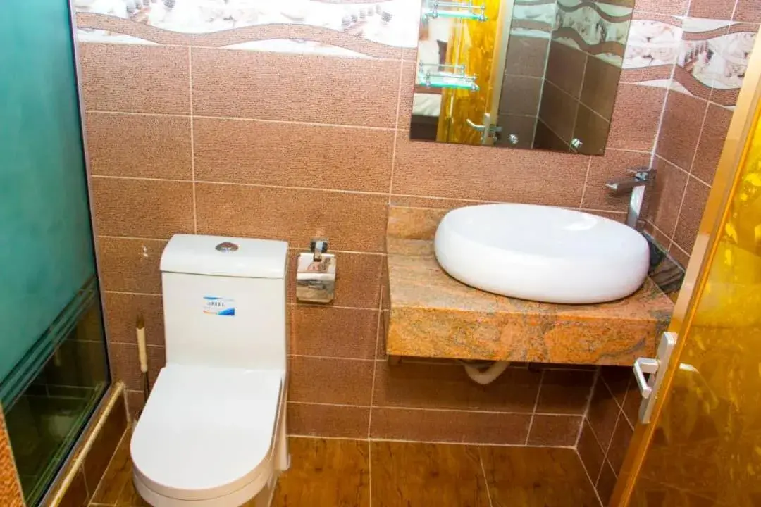 Toilet in ERiTH APARTMENT & SUITES Toilet in ERiTH APARTMENT & SUITES