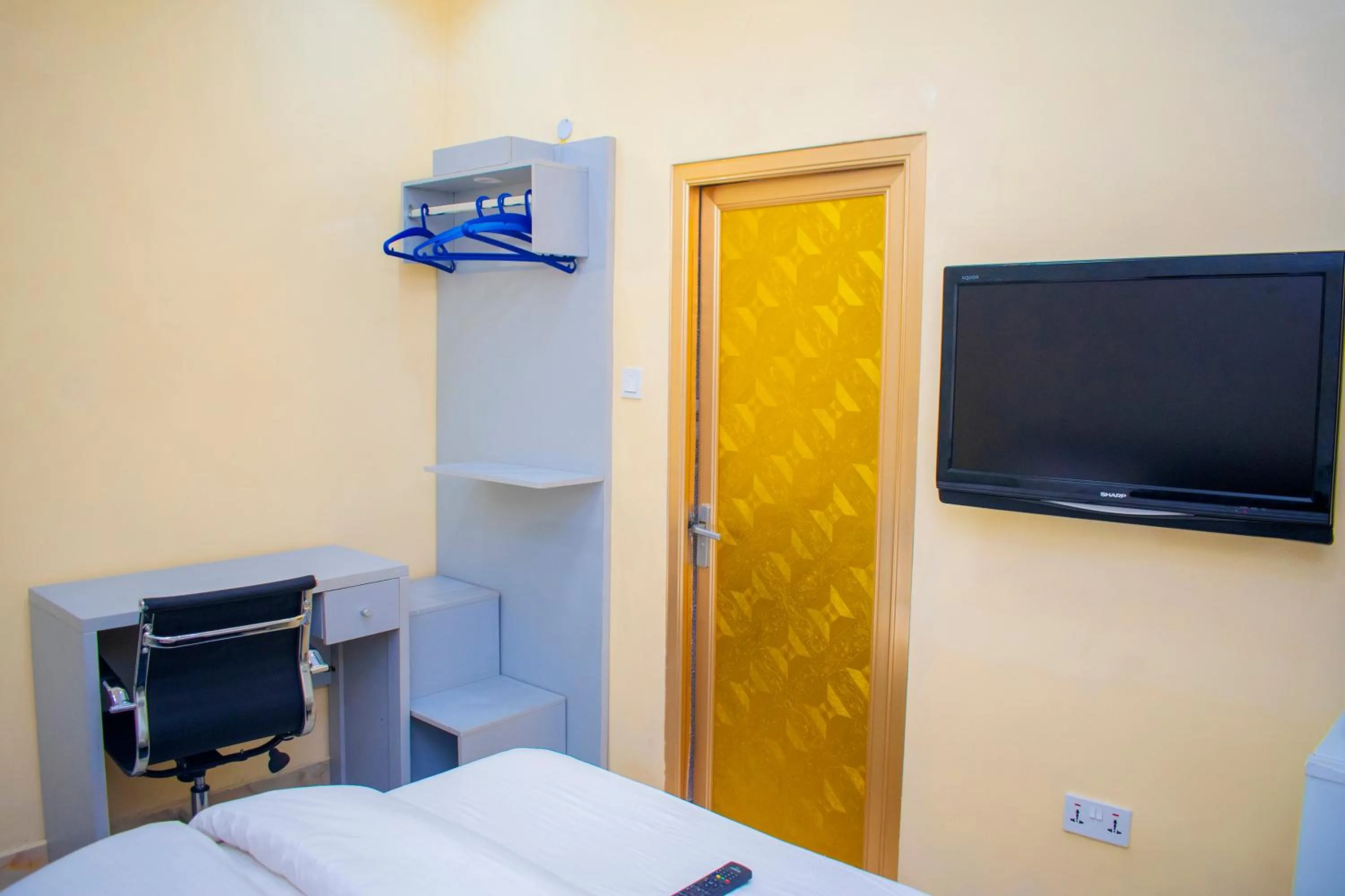 Bed in ERiTH APARTMENT & SUITES