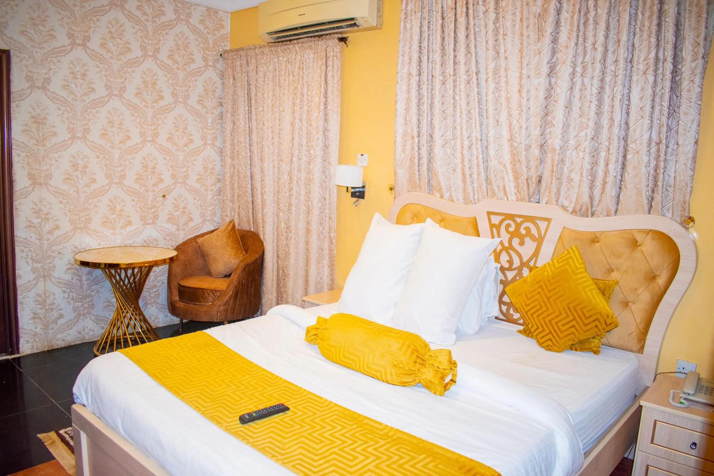 Bed in ERiTH APARTMENT & SUITES