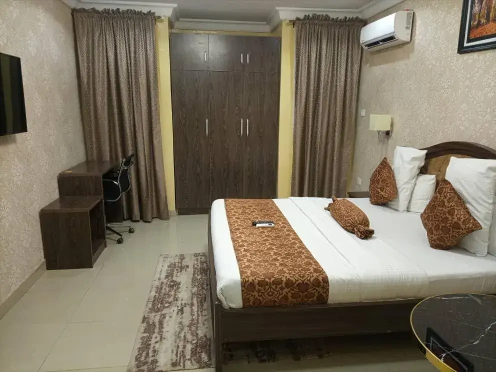 Bedroom, Bed in ERiTH APARTMENT & SUITES Bedroom, Bed in ERiTH APARTMENT & SUITES