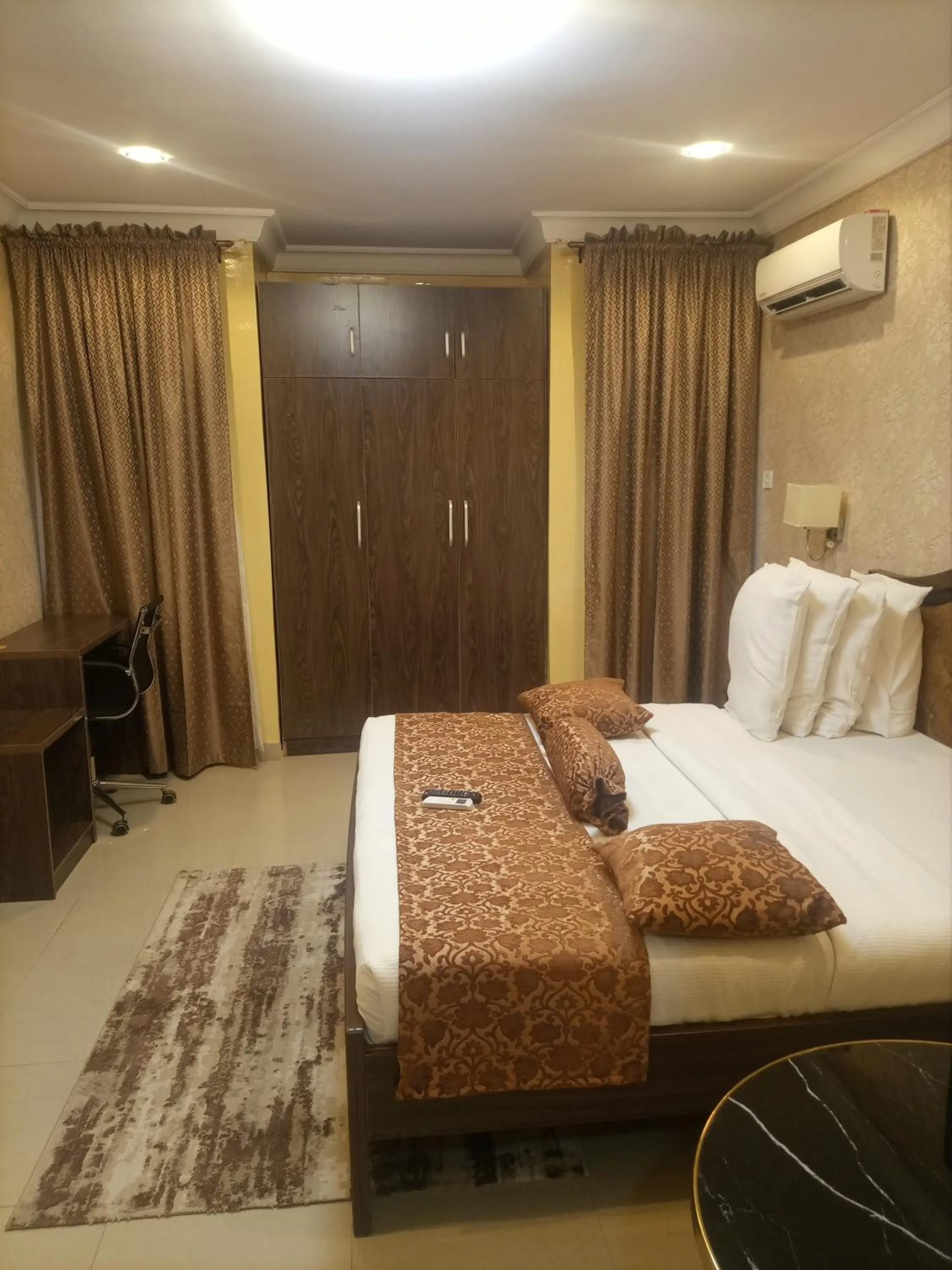 Bed in ERiTH APARTMENT & SUITES