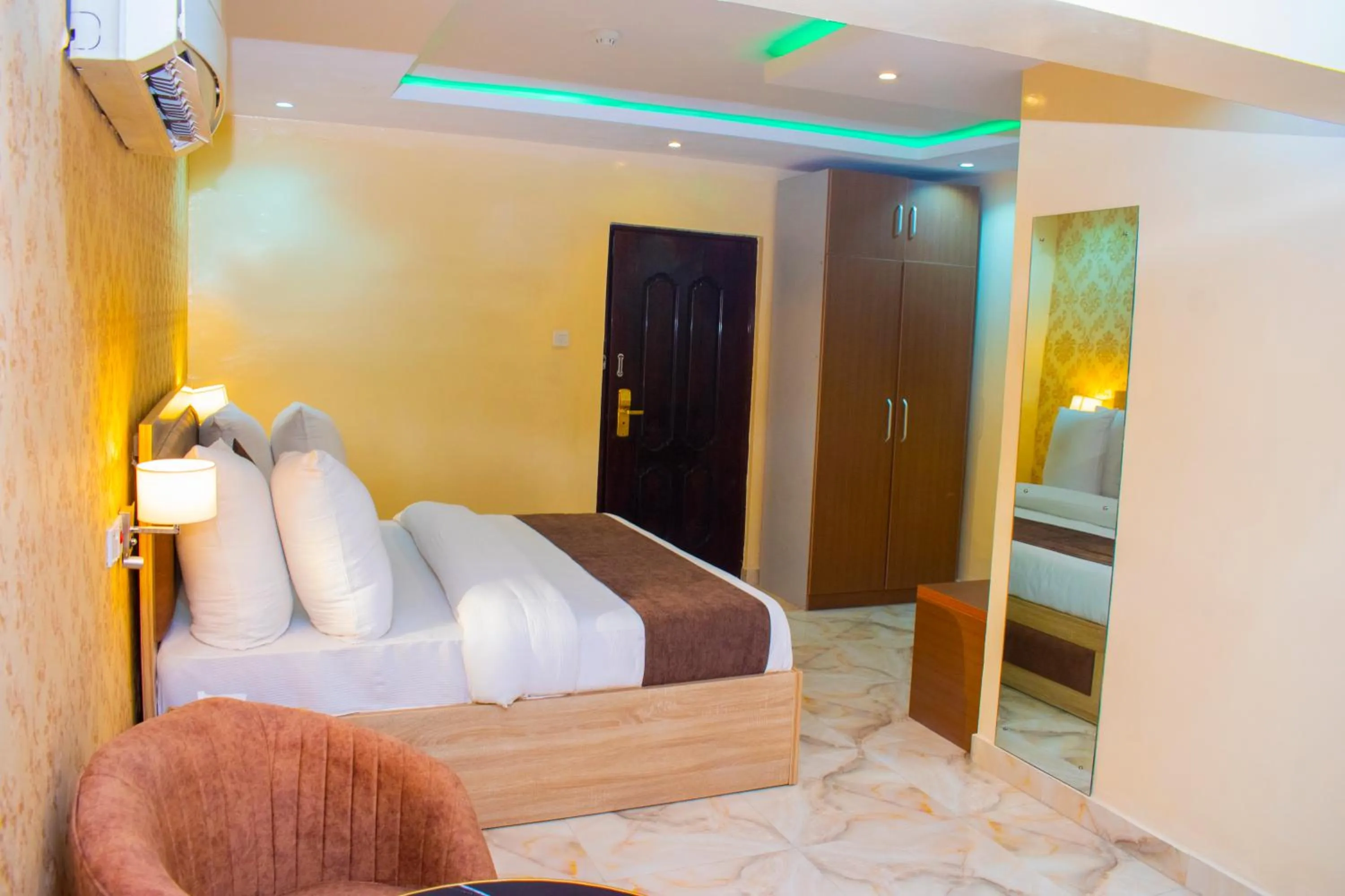 Bed in ERiTH APARTMENT & SUITES