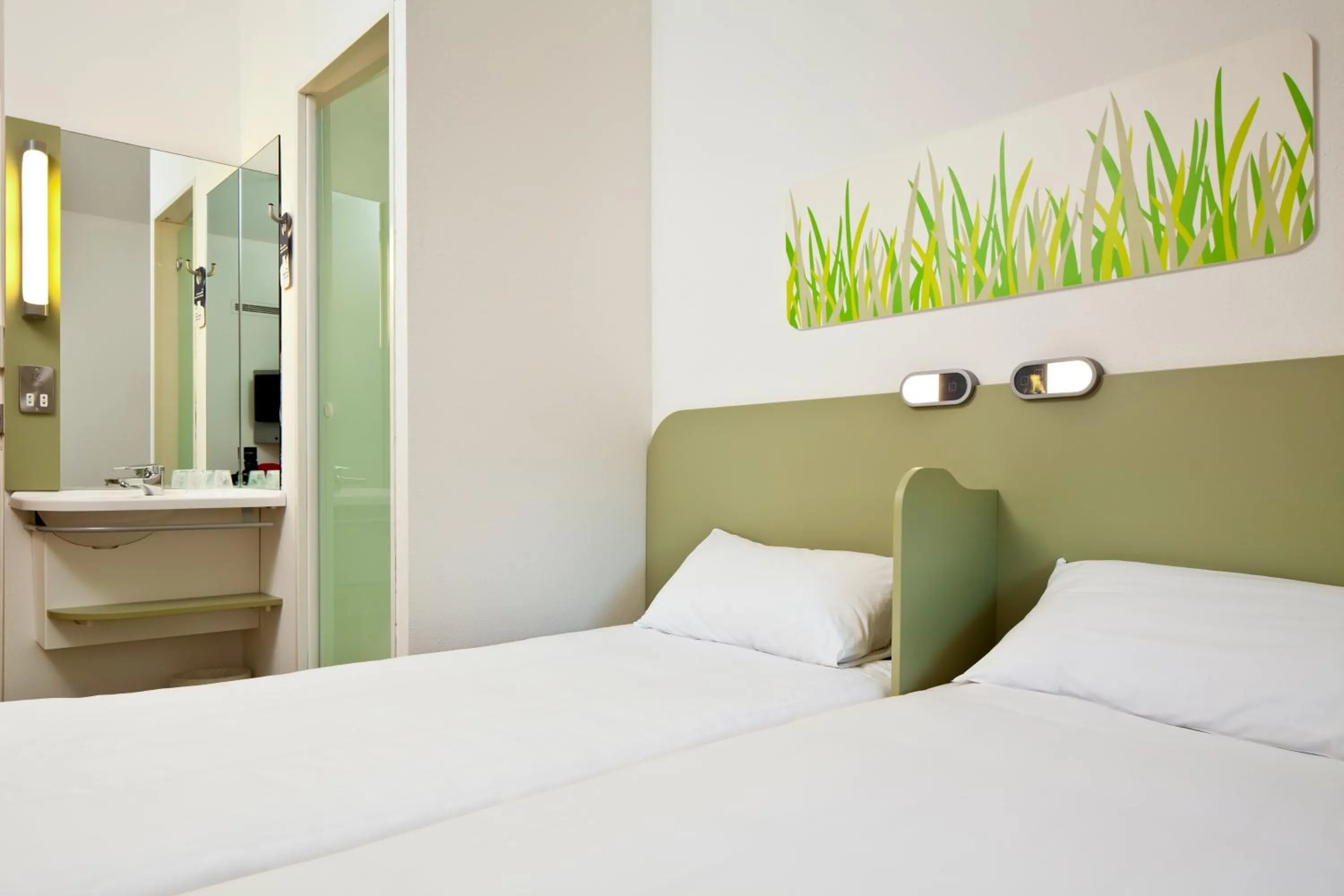 Bedroom, Bed in ibis budget Beaconsfield