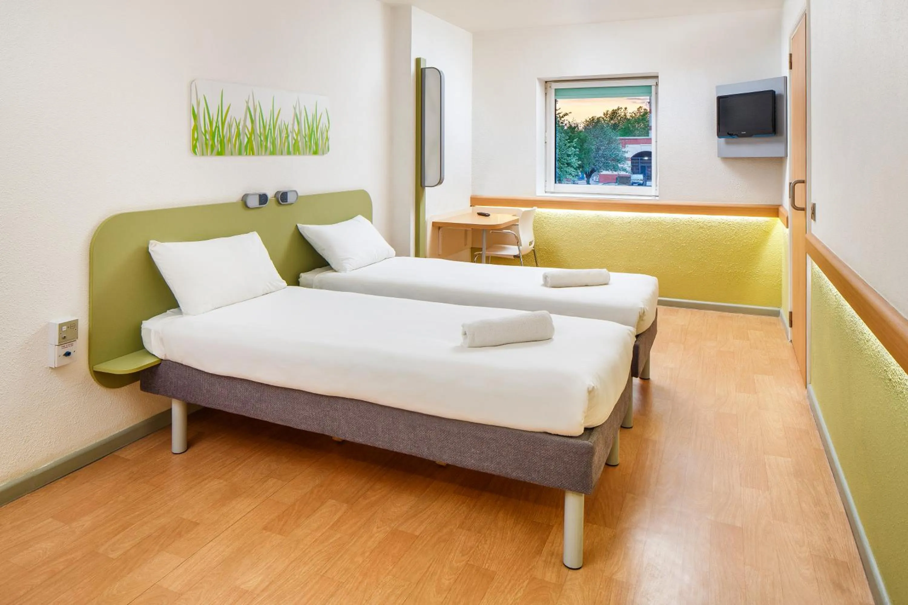 Bedroom, Bed in ibis budget Beaconsfield