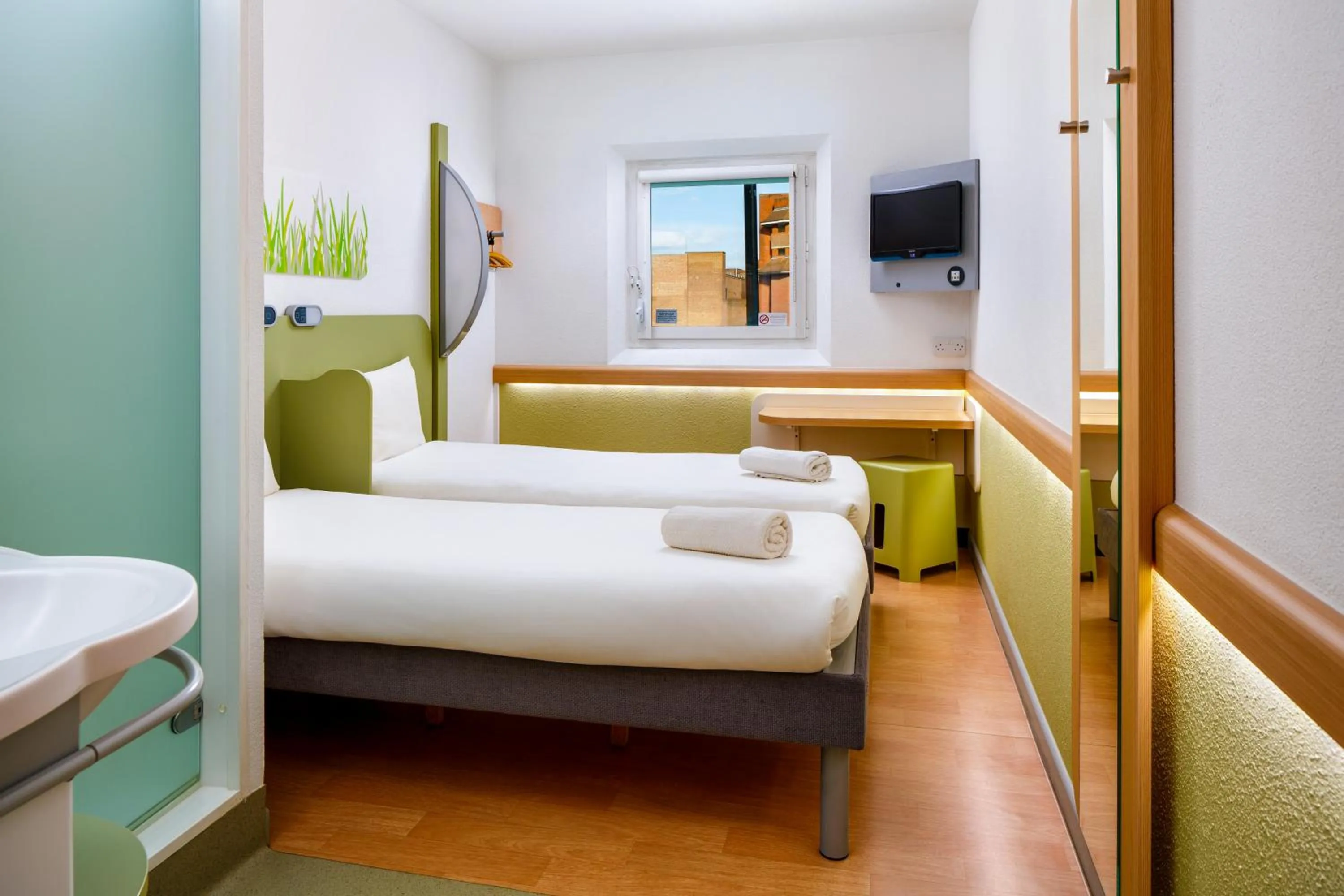 Bedroom, Bed in ibis budget Beaconsfield