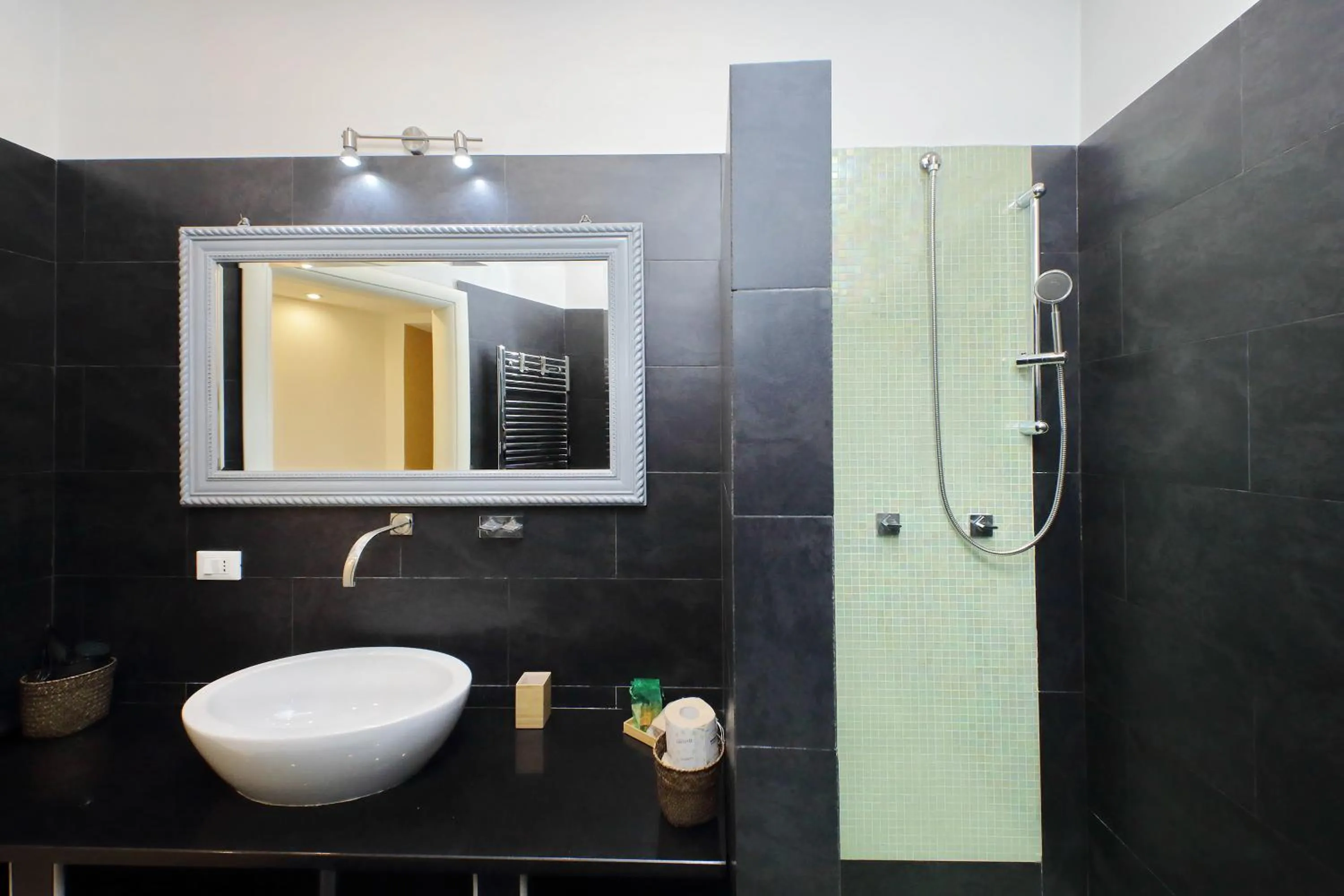 Shower in Flatinrome Trastevere 2 - Jacuzzi in Trastevere