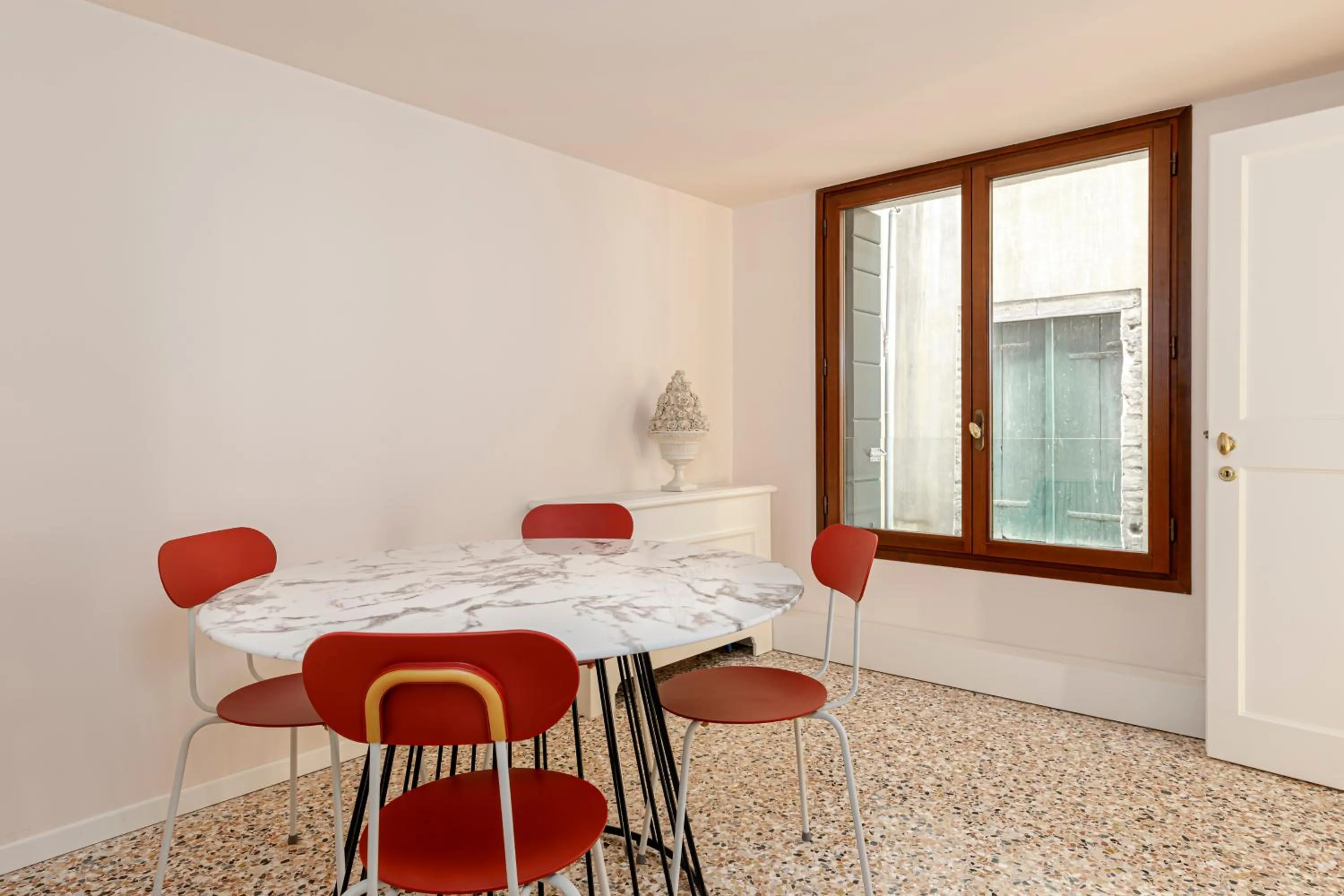 Dining area in Palazzo Dei Fiori by Room Mate
