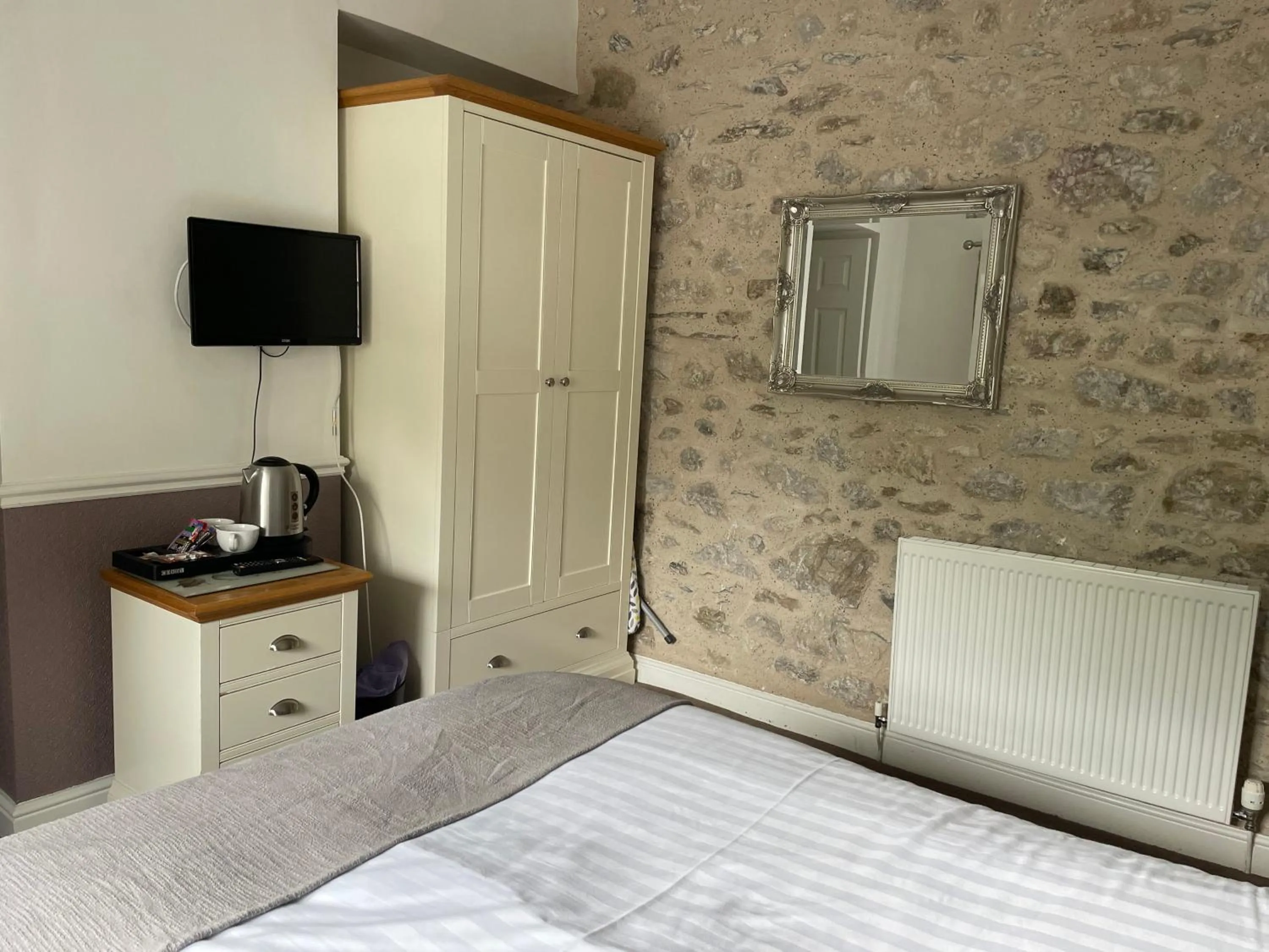 Bedroom, TV/Entertainment Center in New Inn Hotel