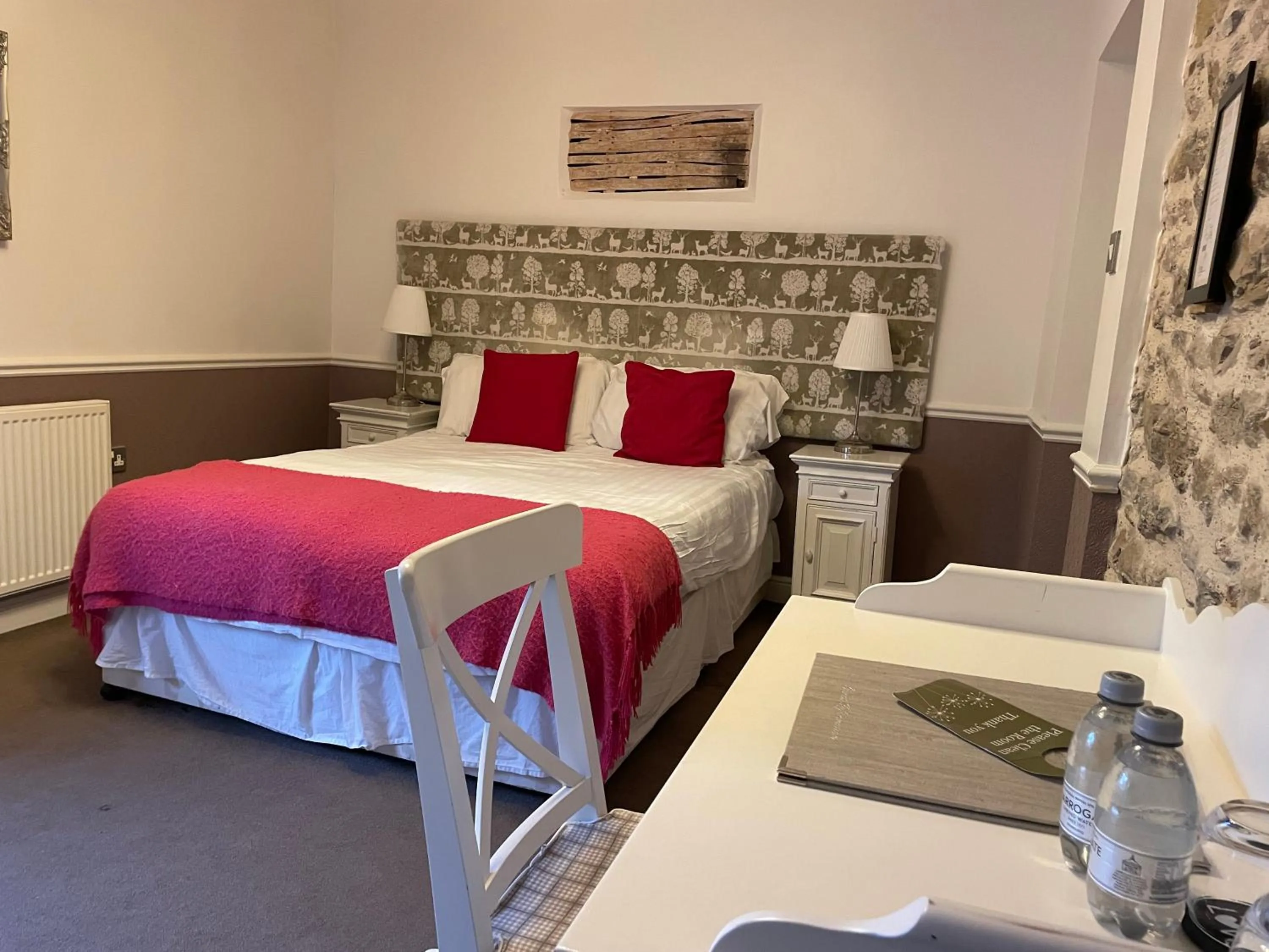 Photo of the whole room, Bed in New Inn Hotel