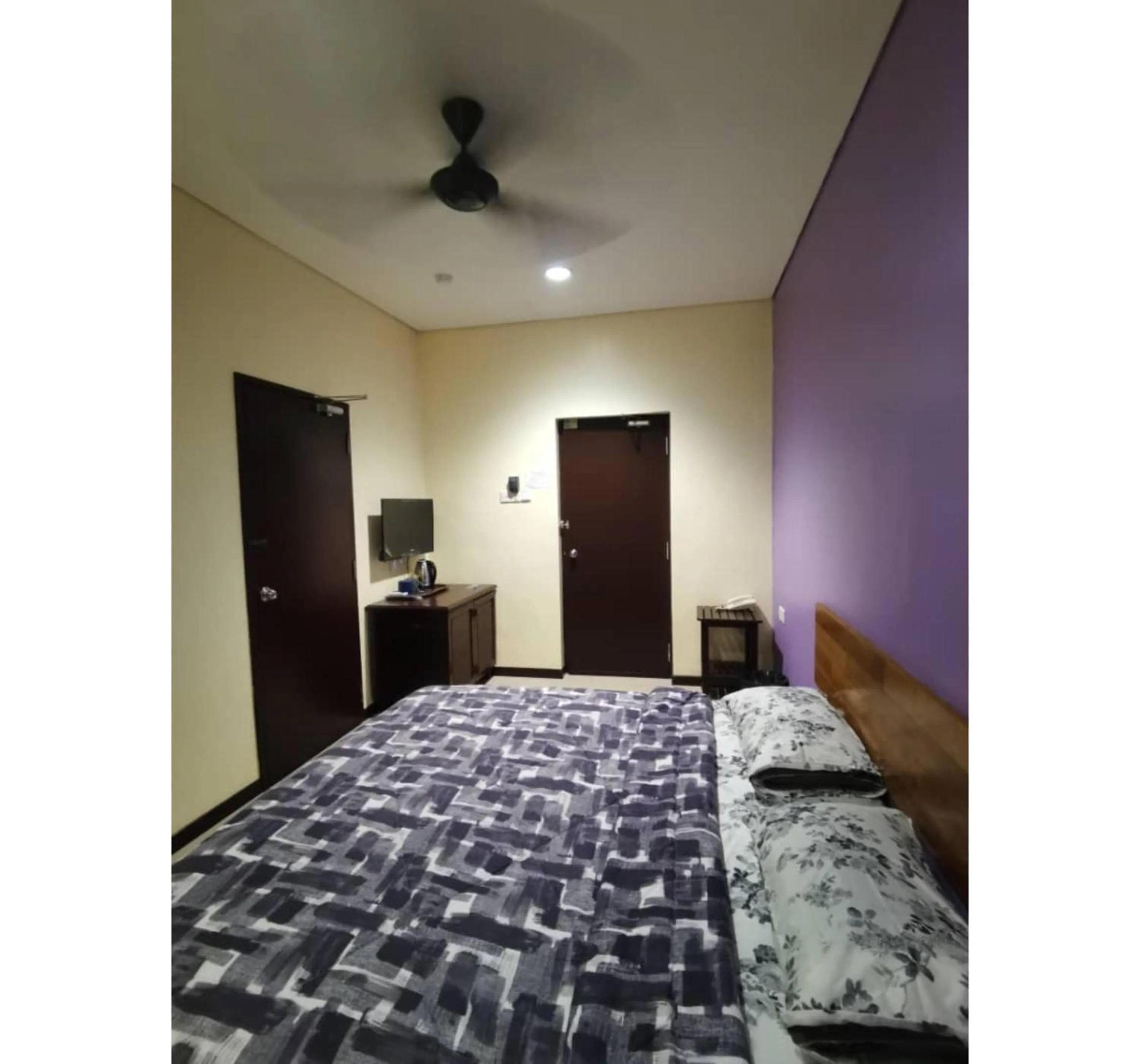 Bedroom, Bed in Hotel O Pavilion Inn Hotel