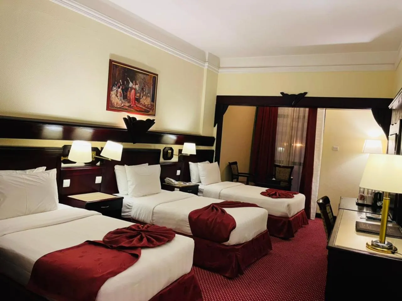 Photo of the whole room in Claridge Hotel