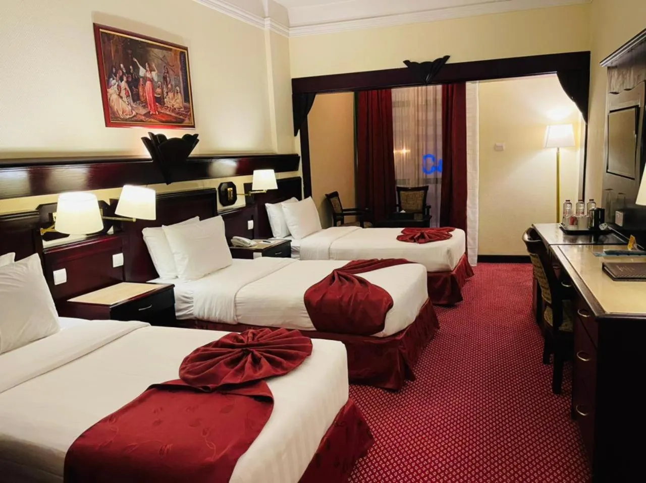 Photo of the whole room in Claridge Hotel