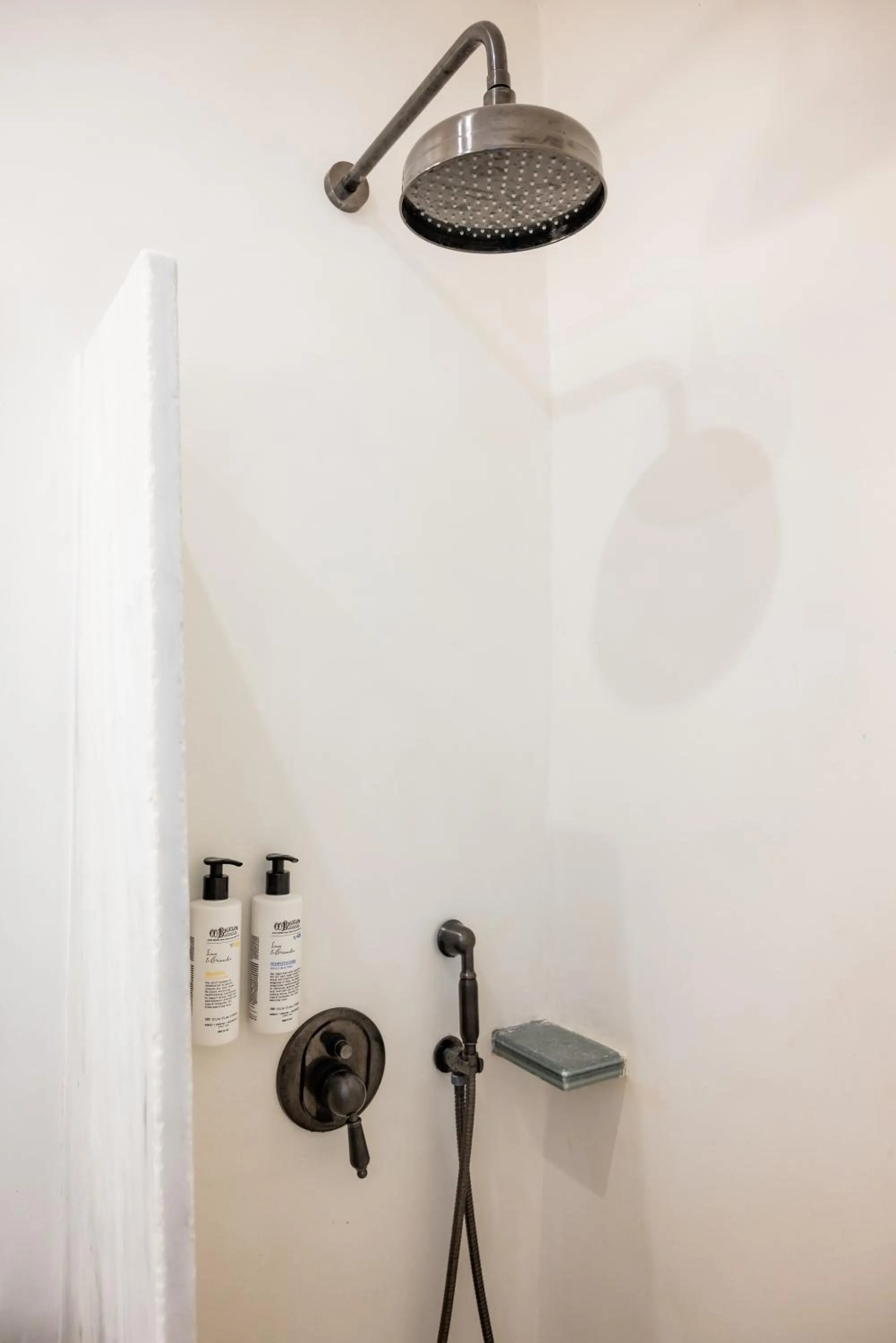 Shower in aníko suites White Alley