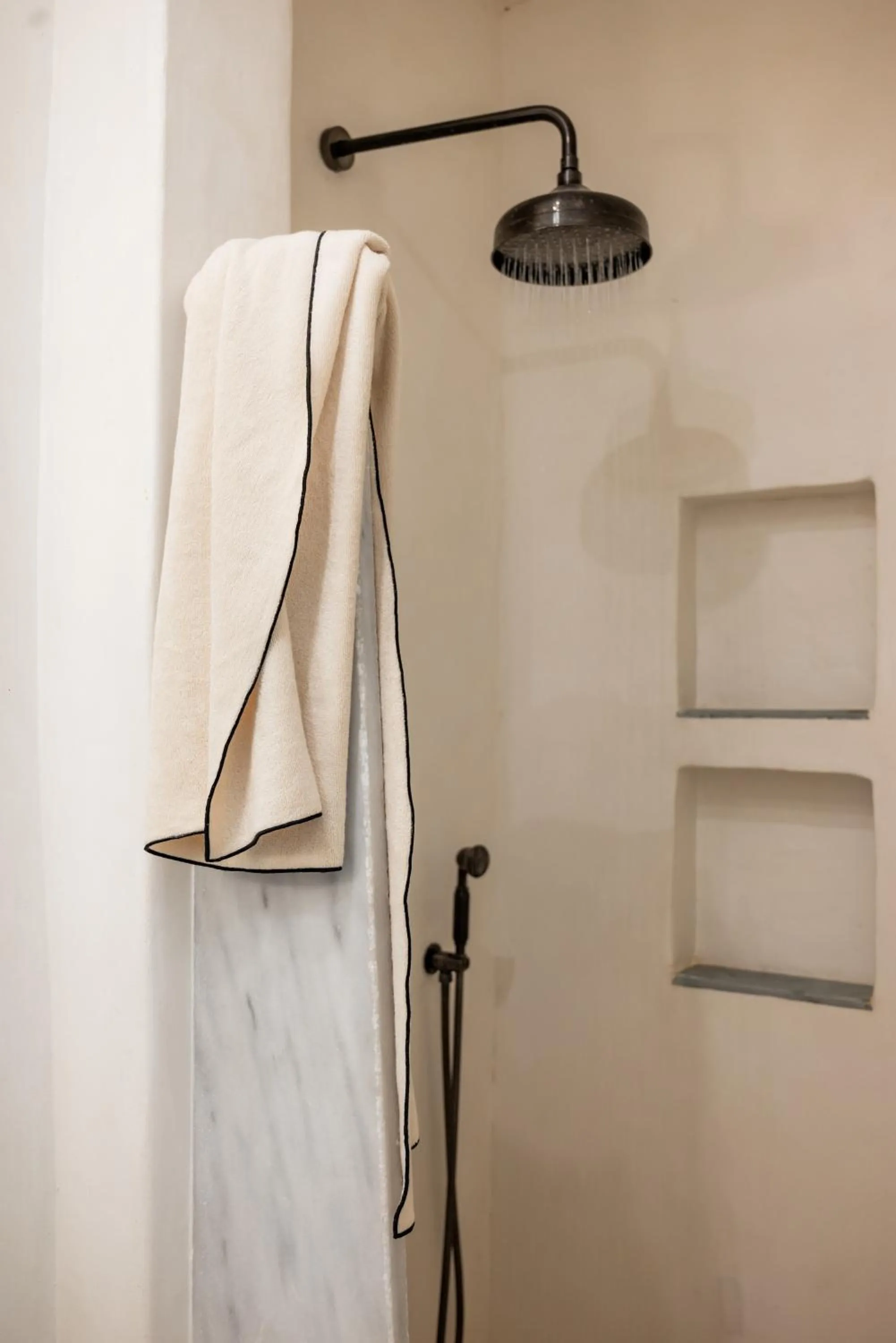 Shower in aníko suites White Alley
