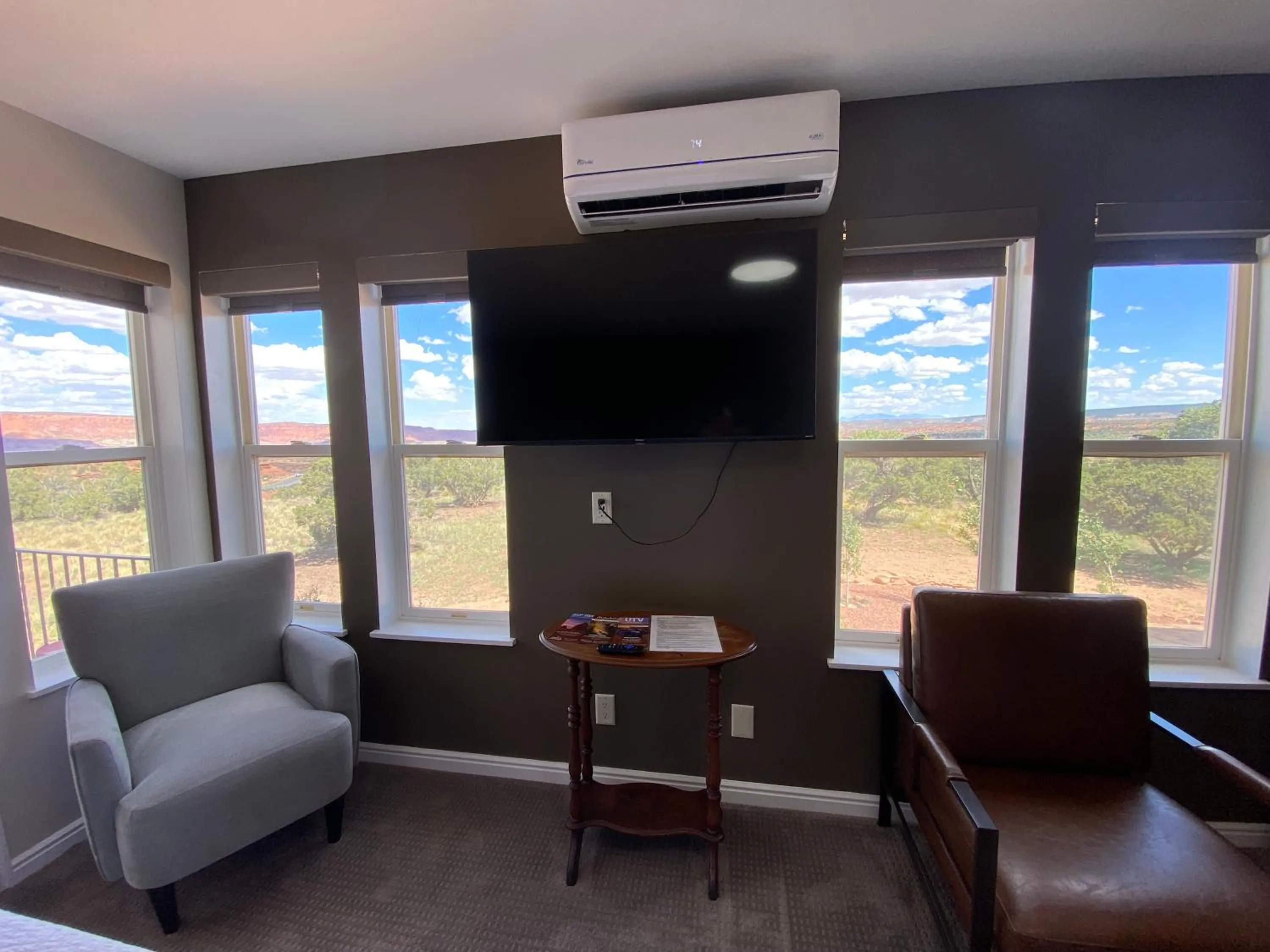 TV and multimedia in SkyRidge Inn